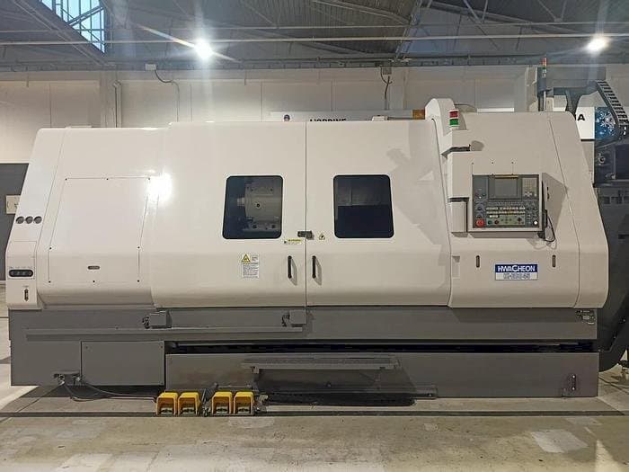 Frontansicht der HWACHEON HI-ECO 45 Maschine