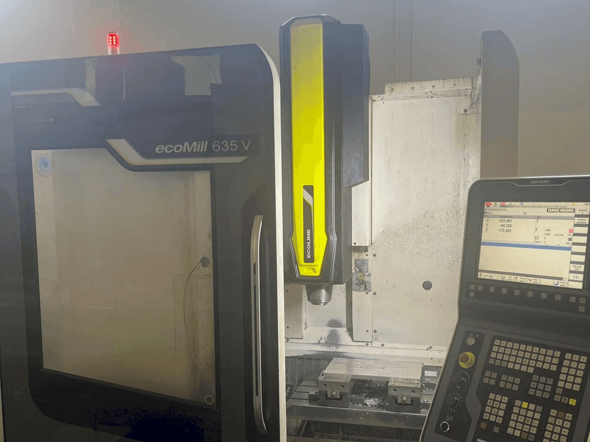 Frontansicht der DMG MORI ecoMill 635V Maschine