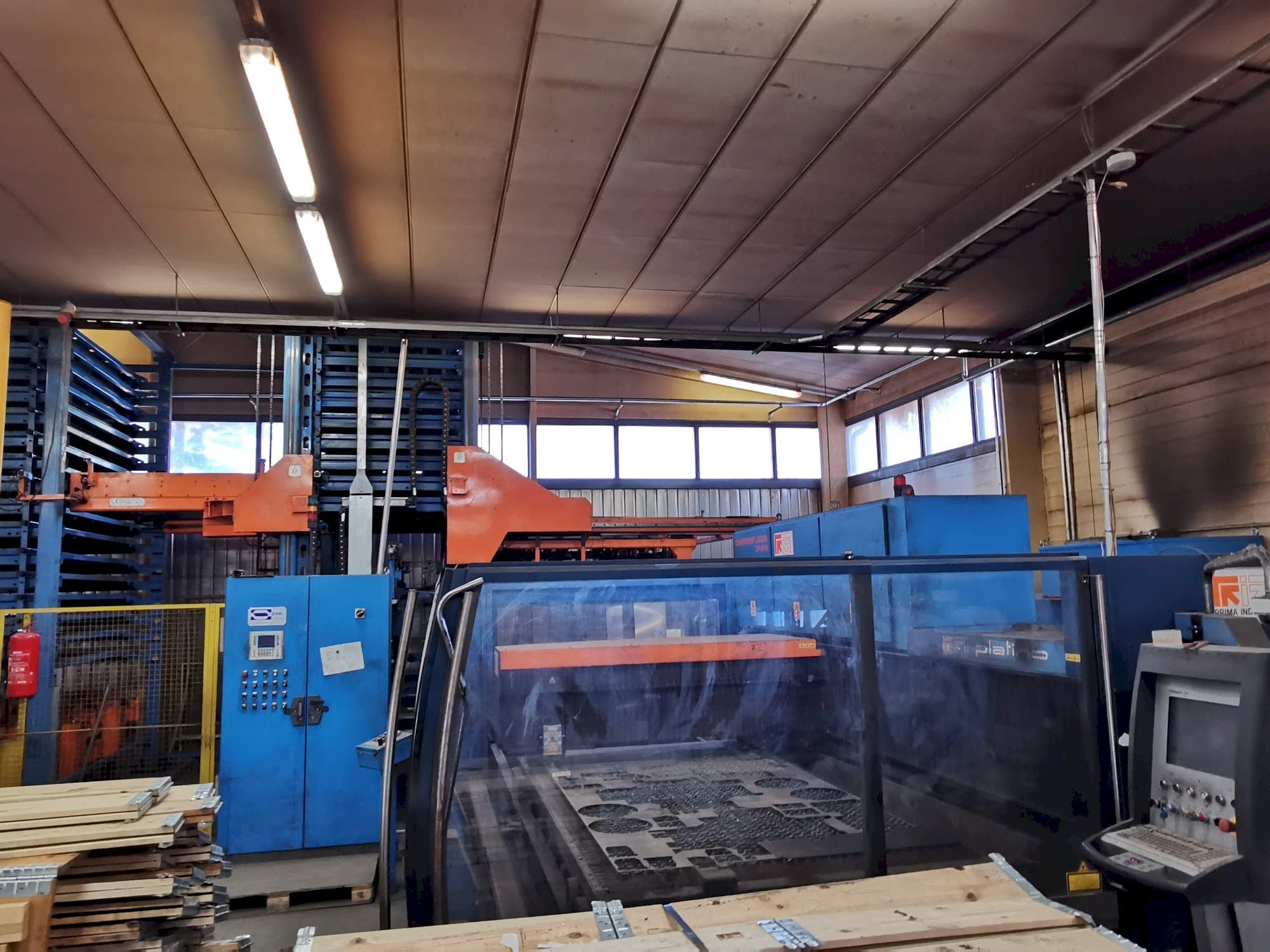 Frontansicht der Prima Industrie Platino 1530 Maschine