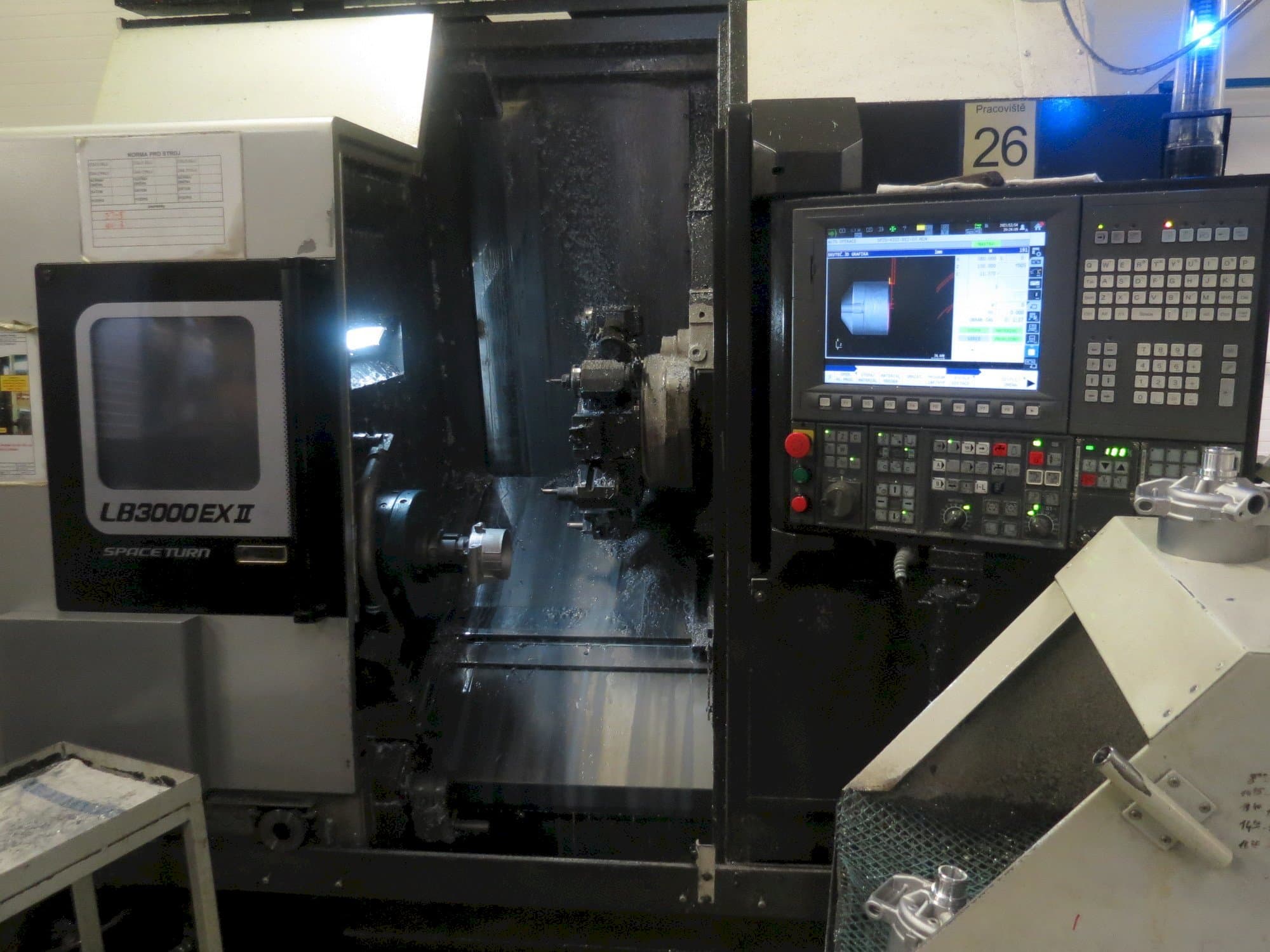 Frontansicht der Okuma LB3000 EX II Maschine