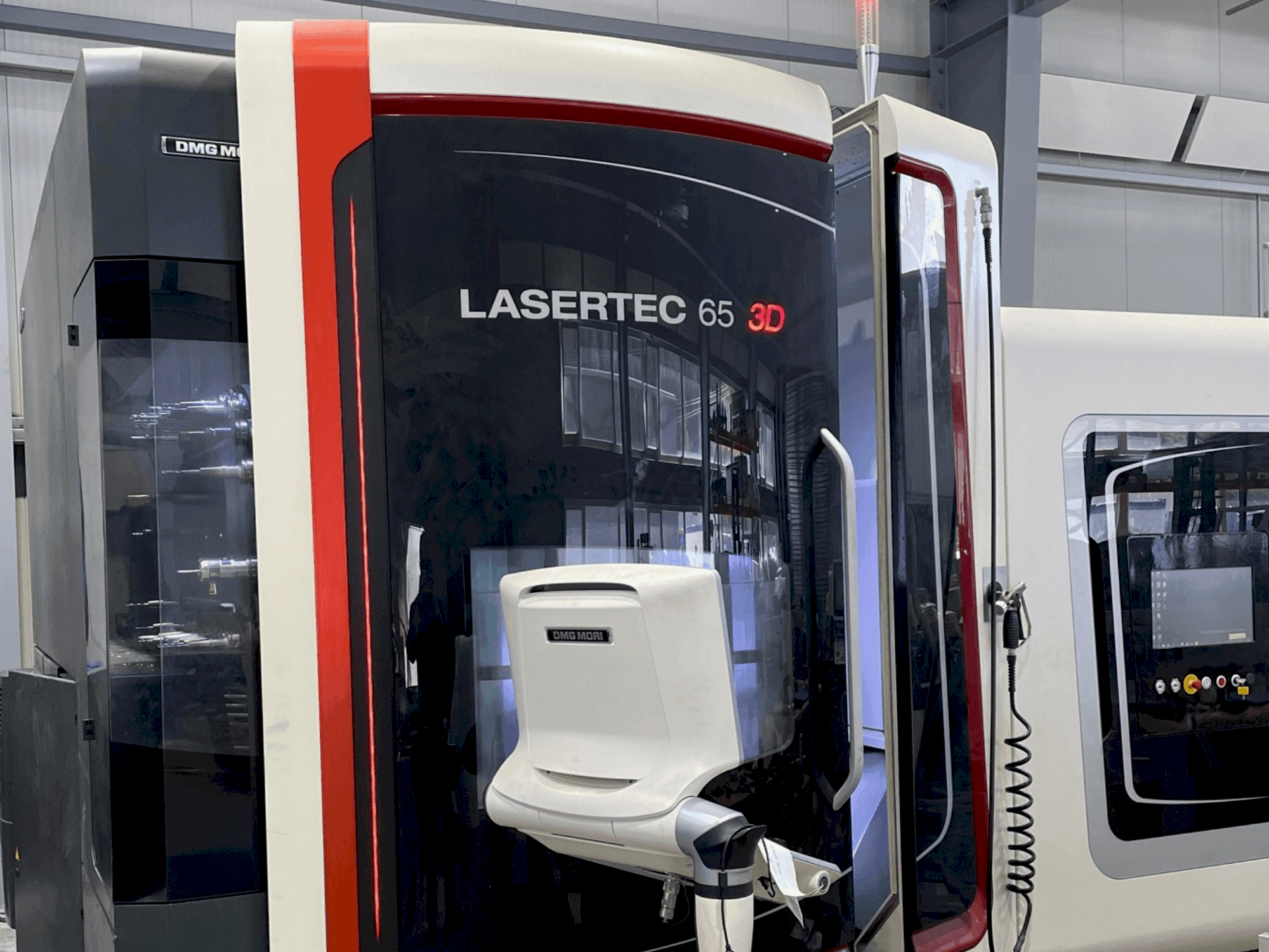 Frontansicht der DMG MORI LASERTEC 65 3D Hybrid  Maschine