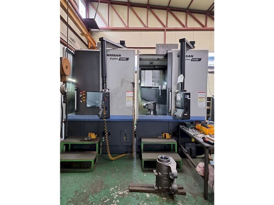 Frontansicht der Doosan Puma V8300 Maschine