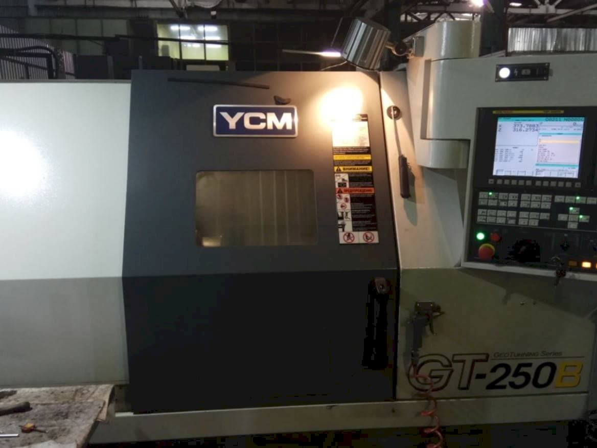Frontansicht der YCM GT250B Maschine