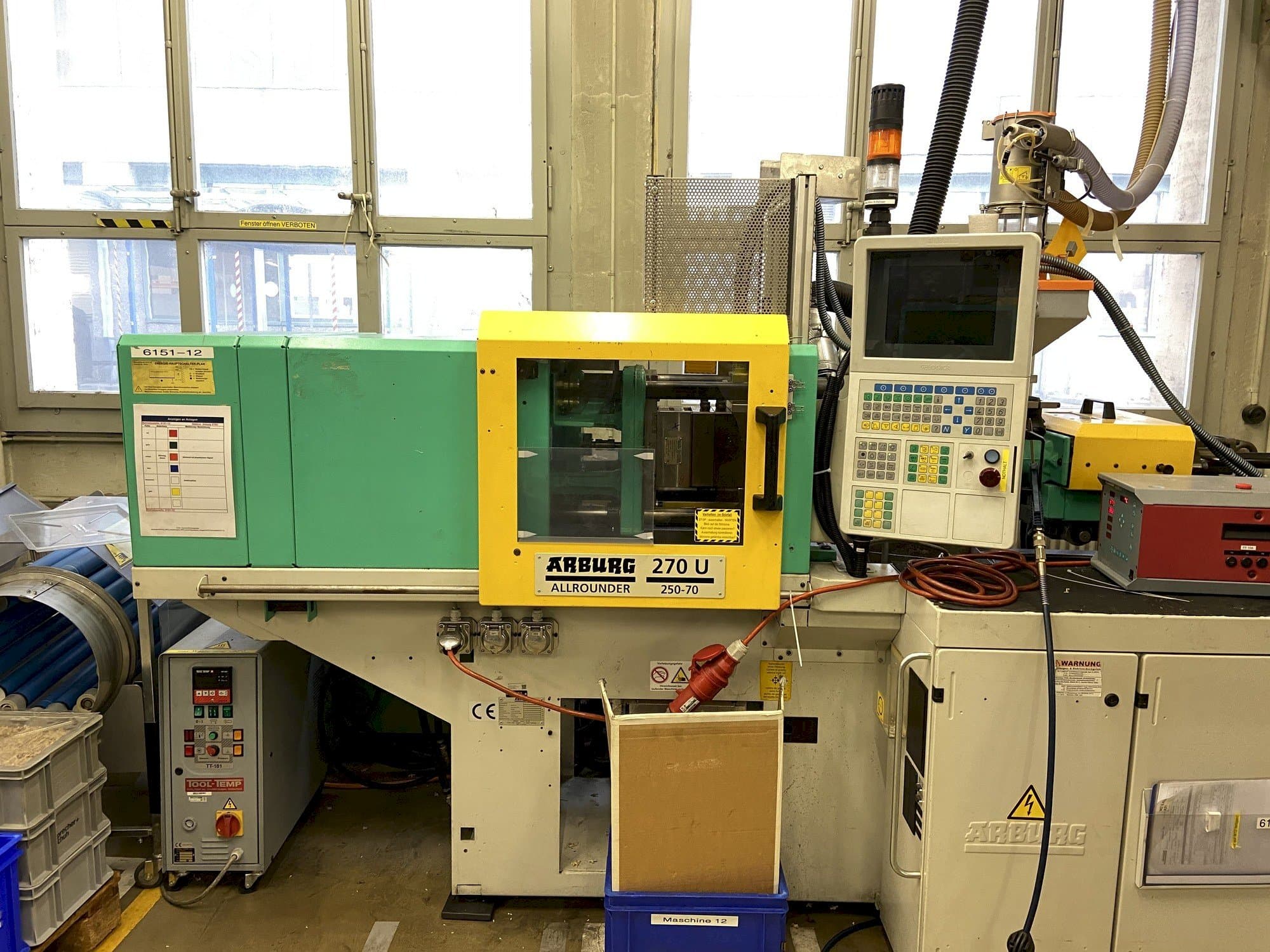 Frontansicht der Arburg 270 U 250-70 Maschine