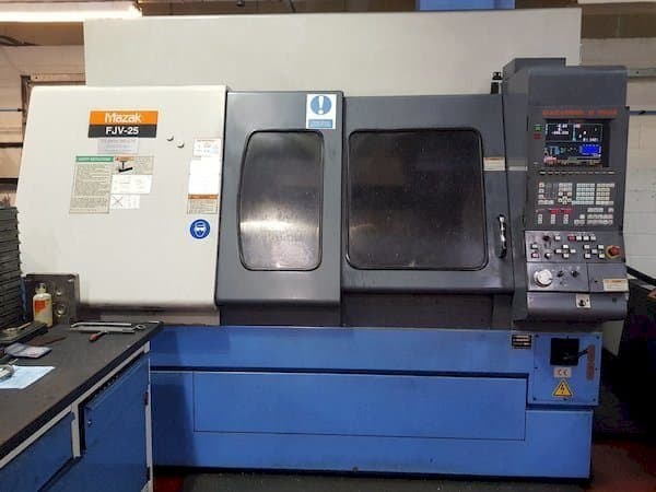 Frontansicht der Mazak FJV-25 Maschine