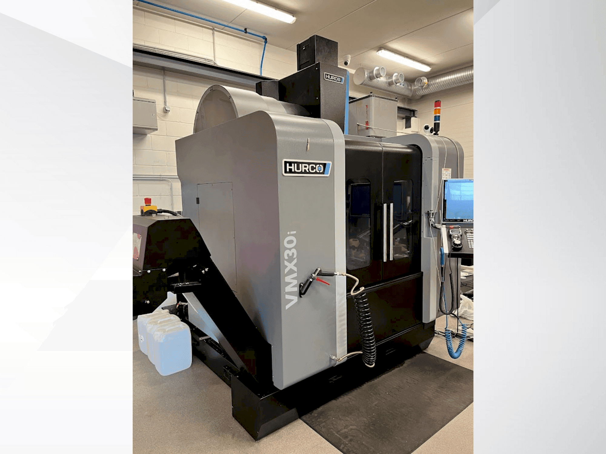 Frontansicht der Hurco VMX30i  Maschine