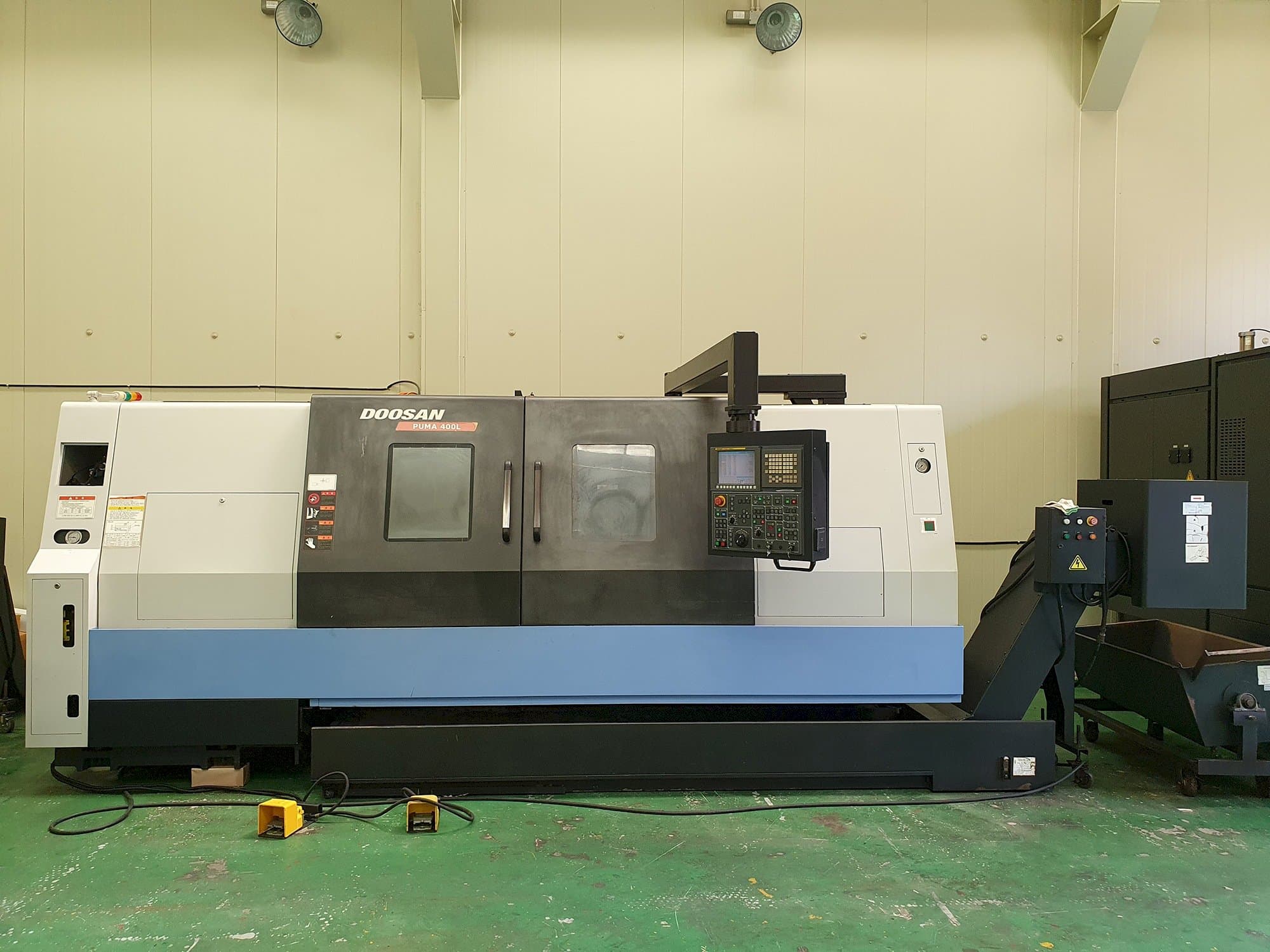 Frontansicht der Doosan PUMA 400LB Maschine