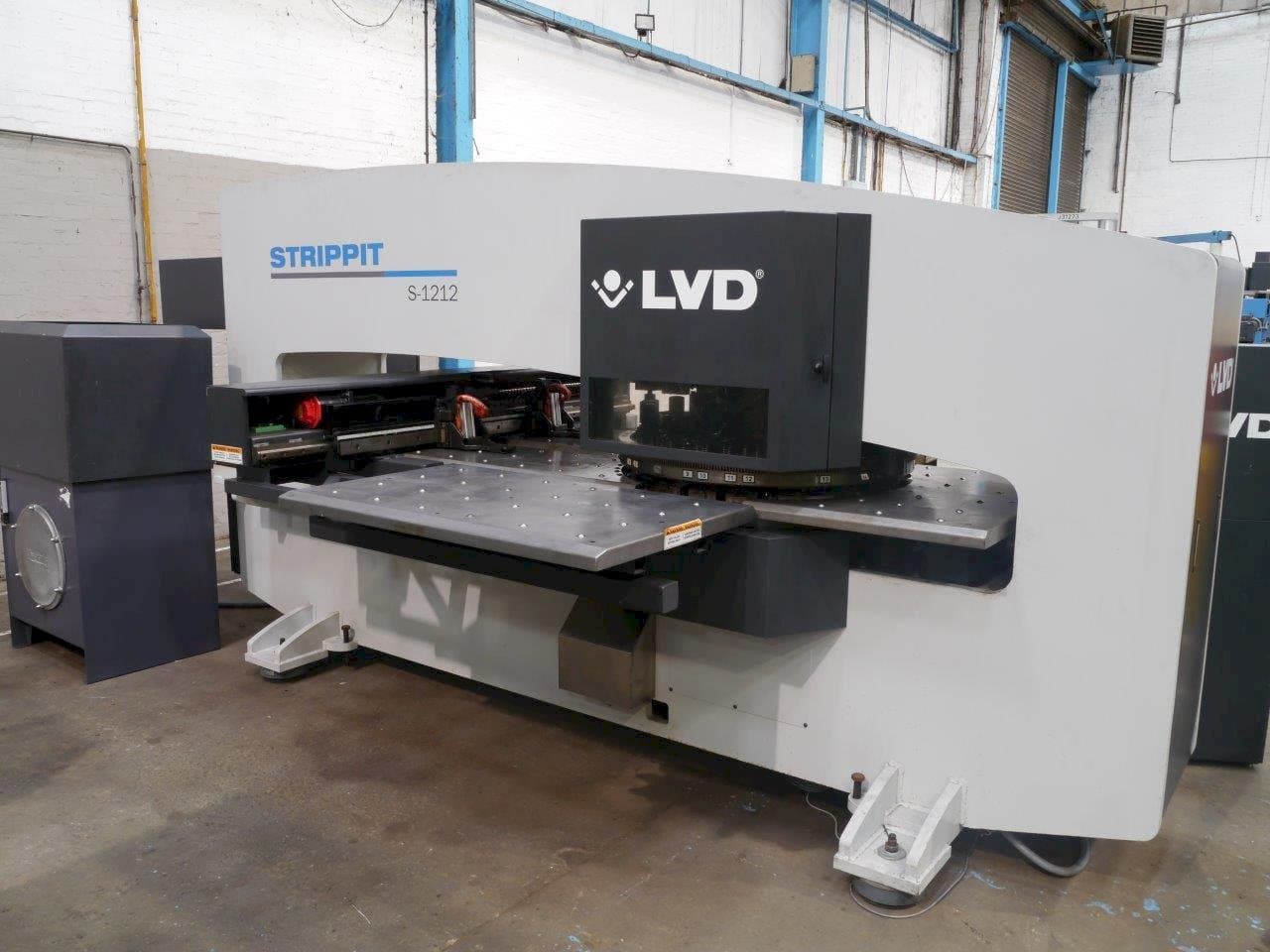 Frontansicht der LVD STRIPPIT S 1212  Maschine