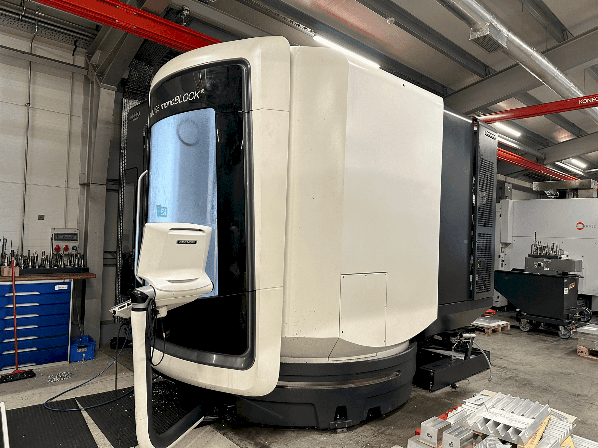Frontansicht der DMG MORI DMU 95 monoBLOCK (2021)  Maschine