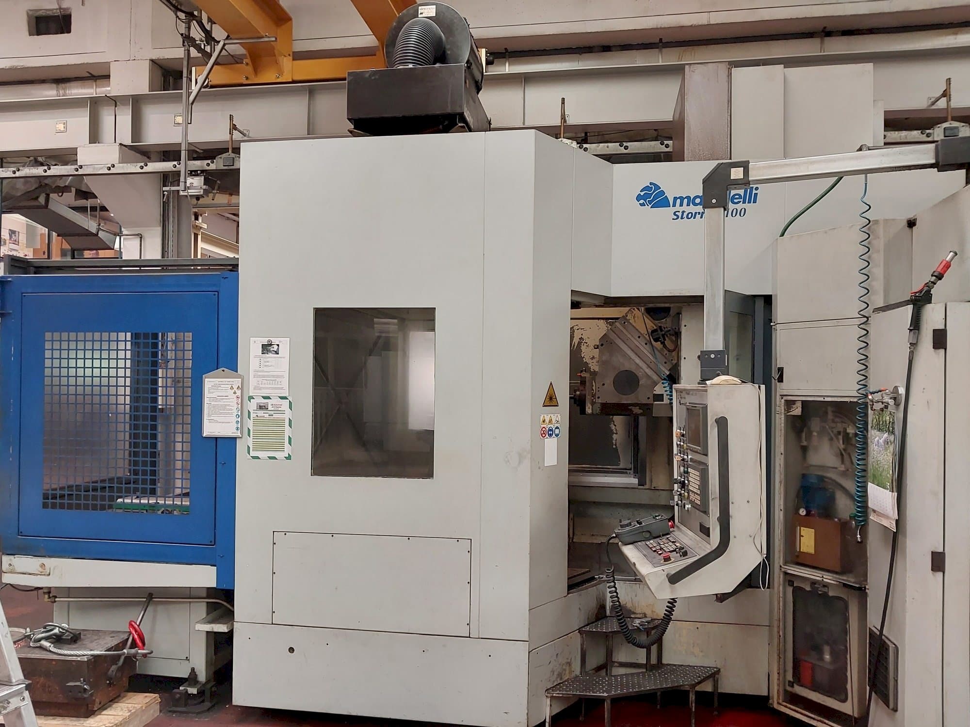 Frontansicht der Mandelli storm 1100 Maschine