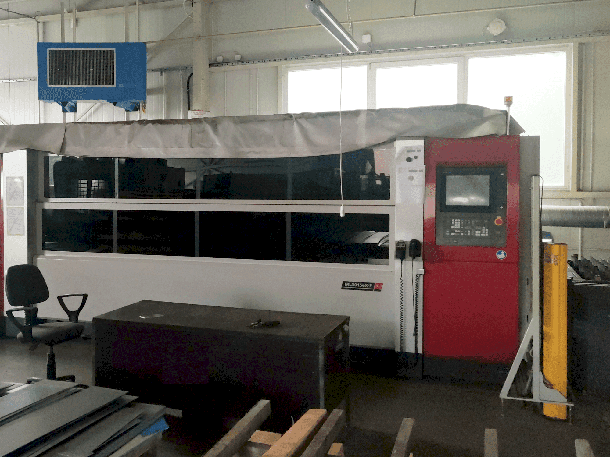 Frontansicht der Mitsubishi ML3015eX-F40 Maschine
