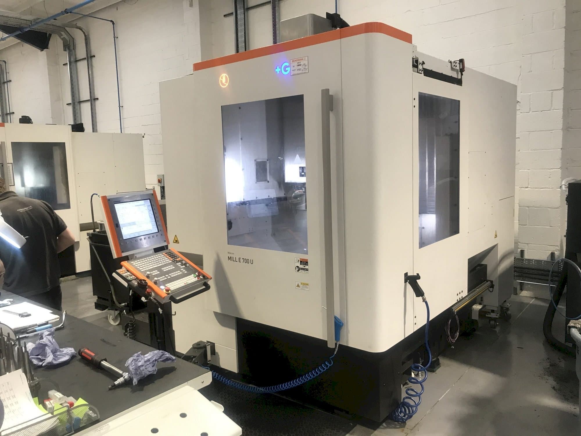 Frontansicht der MIKRON Mill E 700 U Maschine