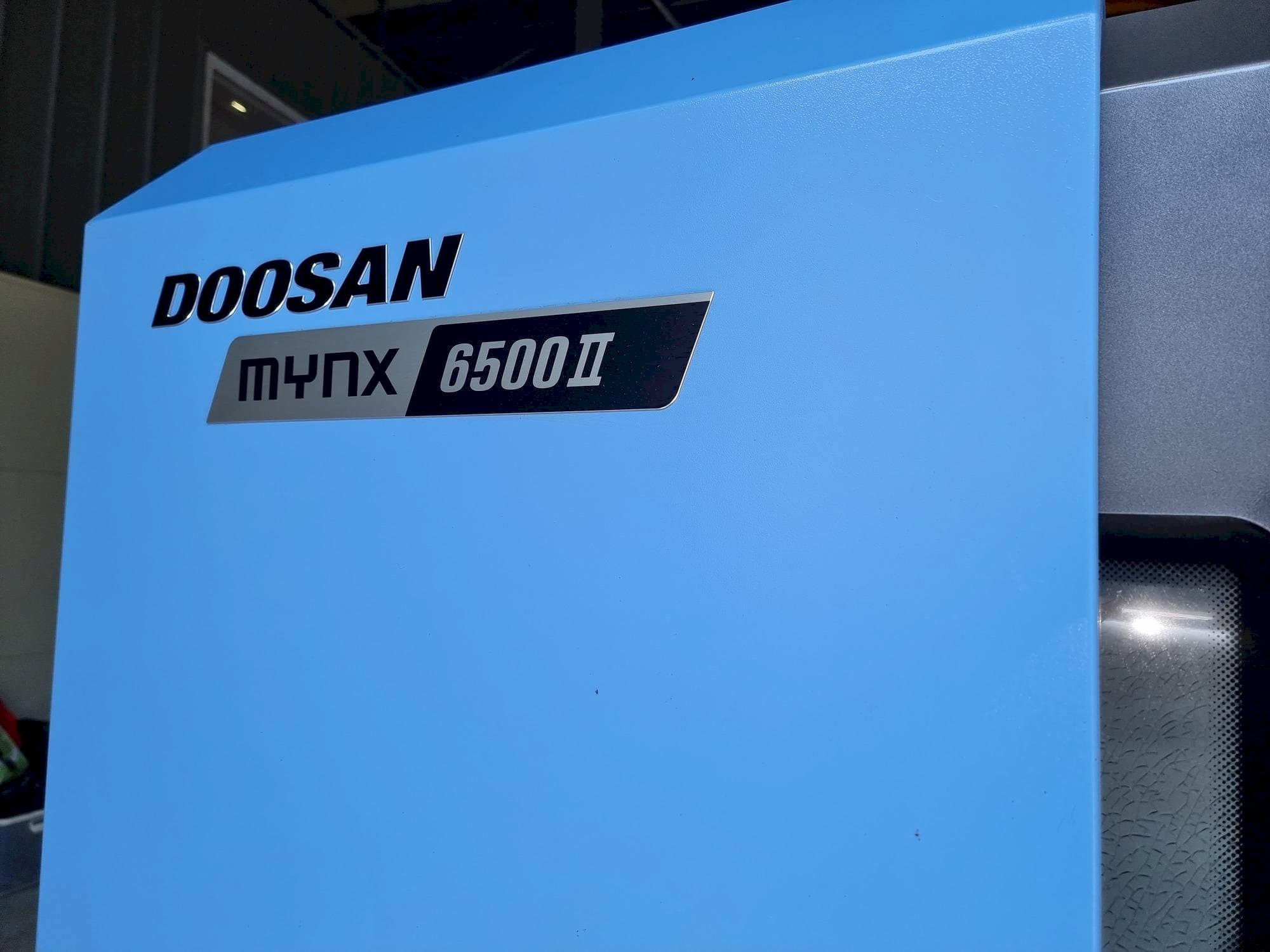 Frontansicht der Doosan MYNX 6500Ⅱ  Maschine