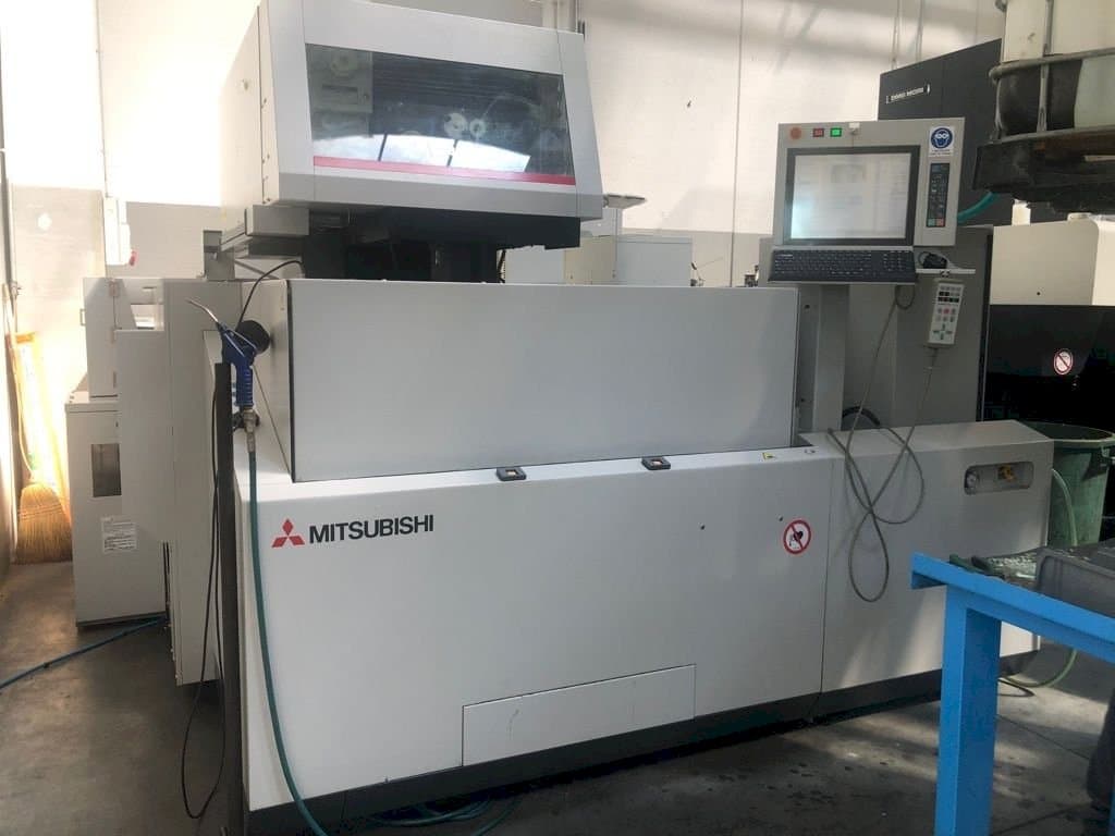 Frontansicht der Mitsubishi MV2400S Maschine
