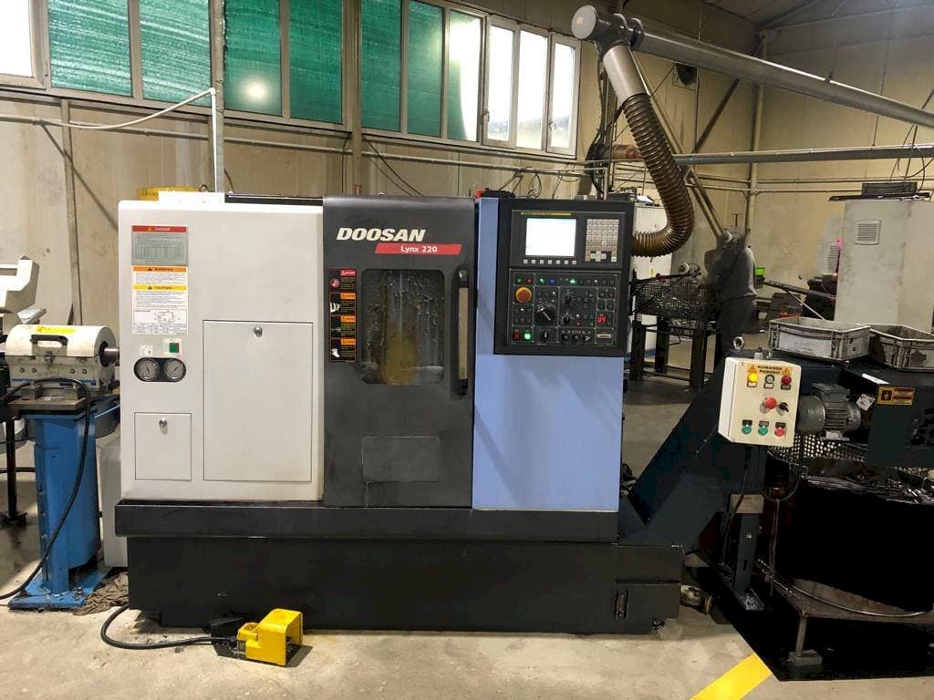 Frontansicht der Doosan Lynx 220 B Maschine