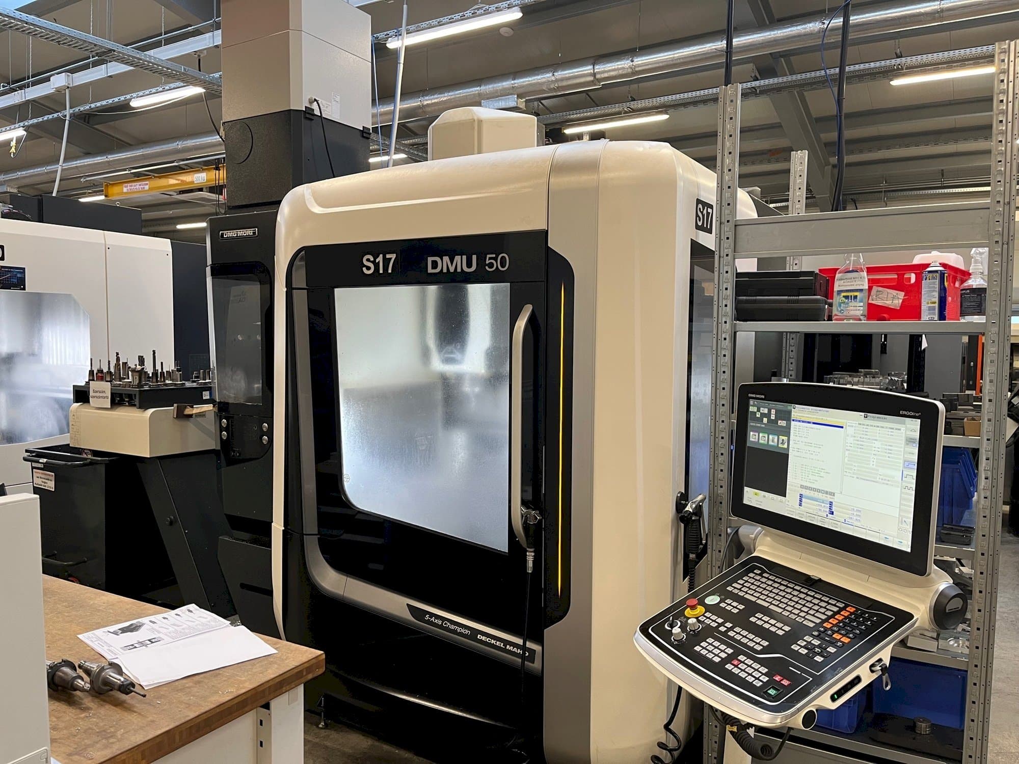 Frontansicht der DMG MORI DMU 50  Maschine