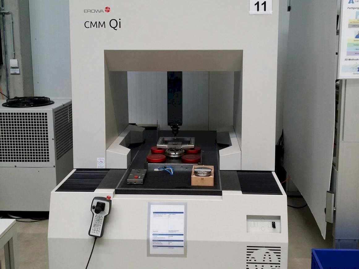 Frontansicht der EROWA CMM Qi Maschine