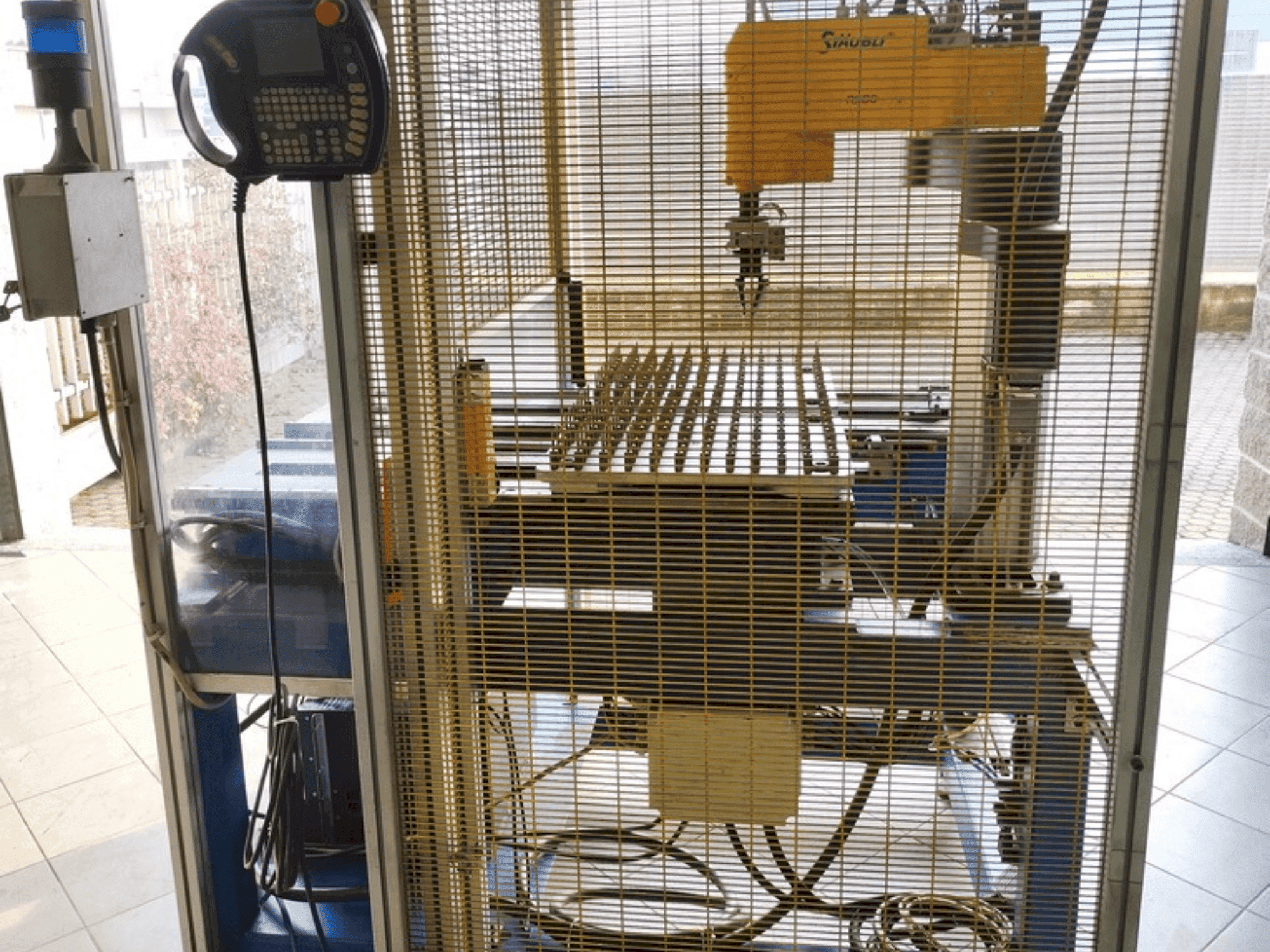 Frontansicht der STAUBLI RS80  Maschine