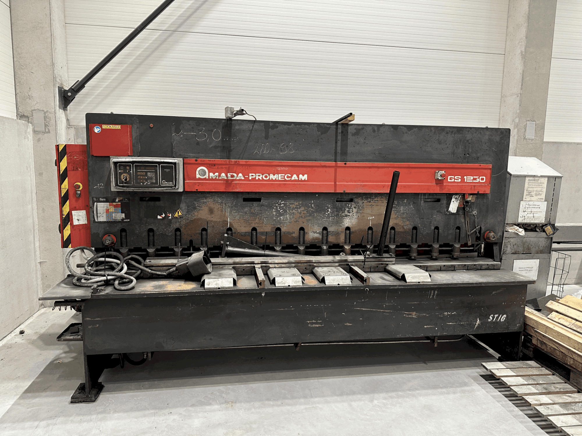 Frontansicht der AMADA Promecam GS1230  Maschine