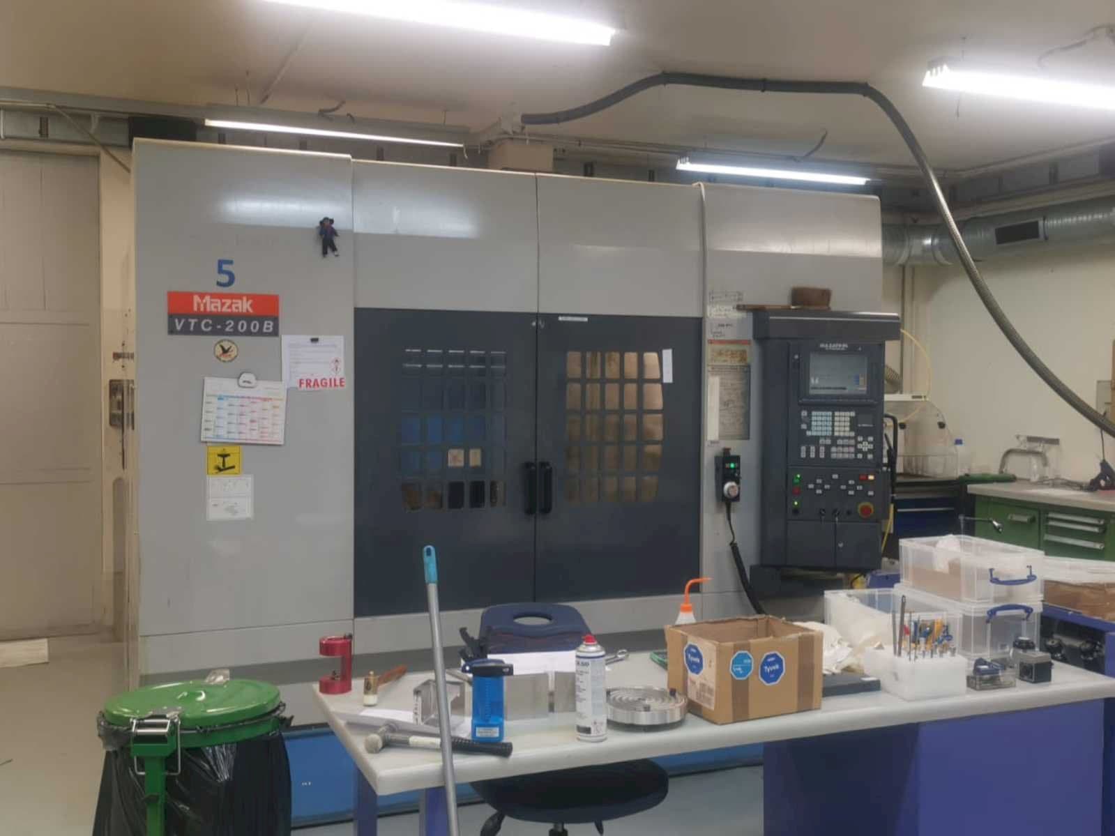 Frontansicht der Mazak VTC 200B Maschine