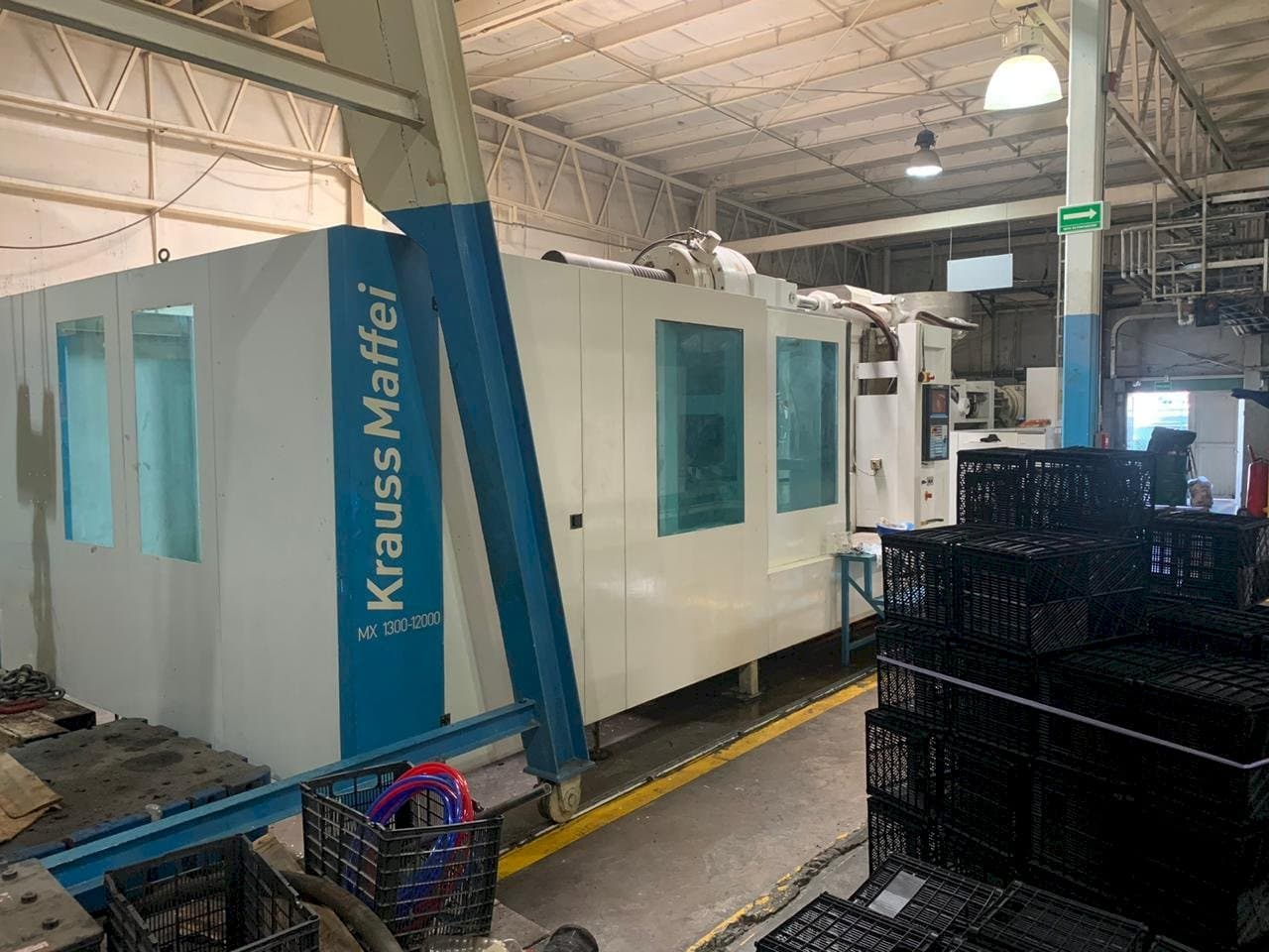 Frontansicht der Krauss Maffei 1300-12000 MX Maschine