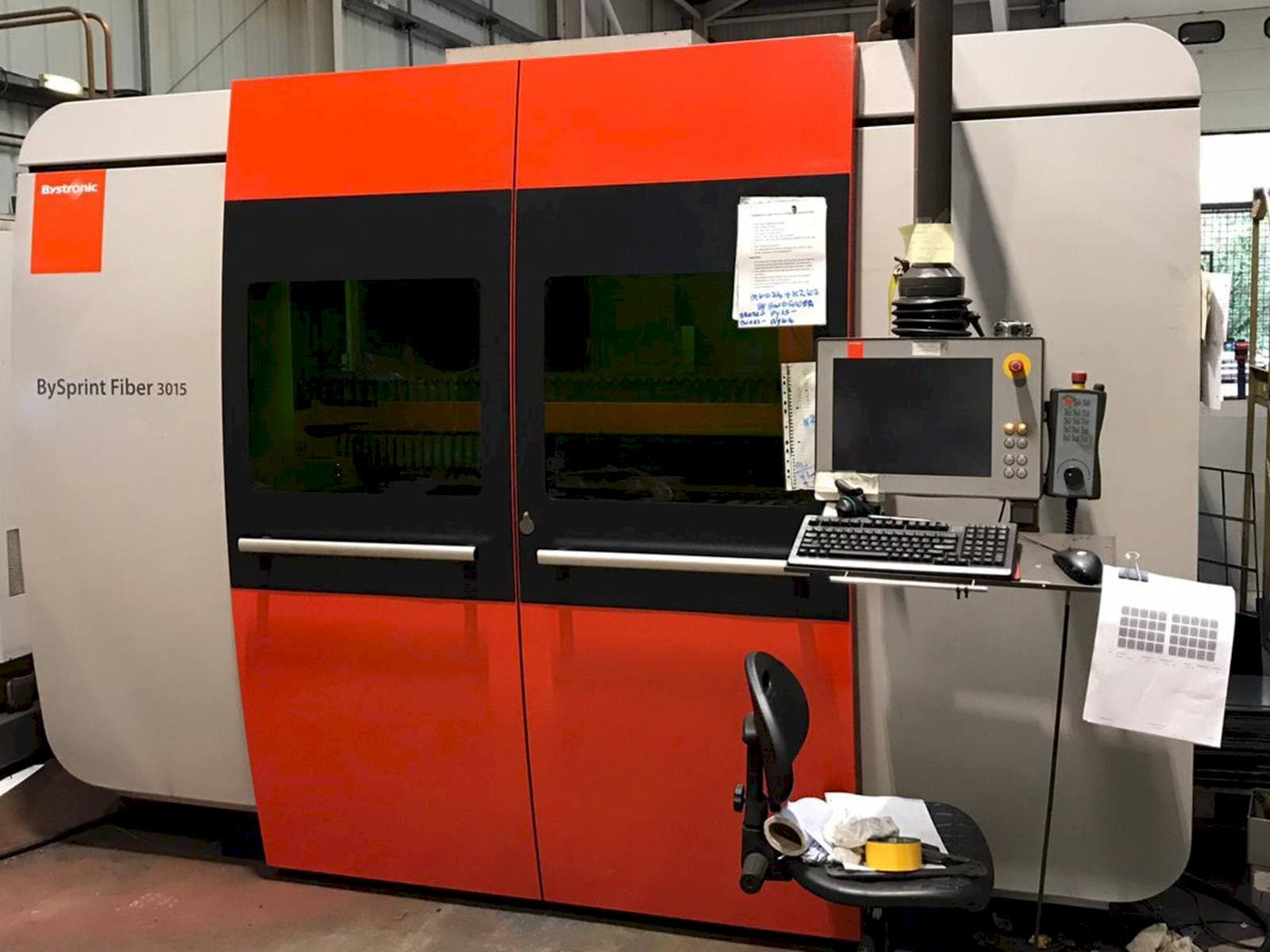 Frontansicht der Bystronic BySprint Fiber 3015 Maschine