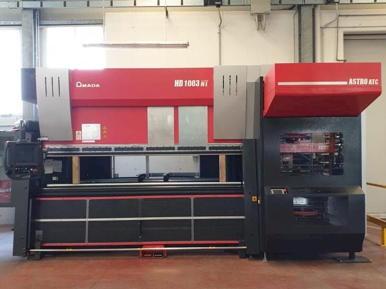 Frontansicht der AMADA HD 1003 NT  Maschine