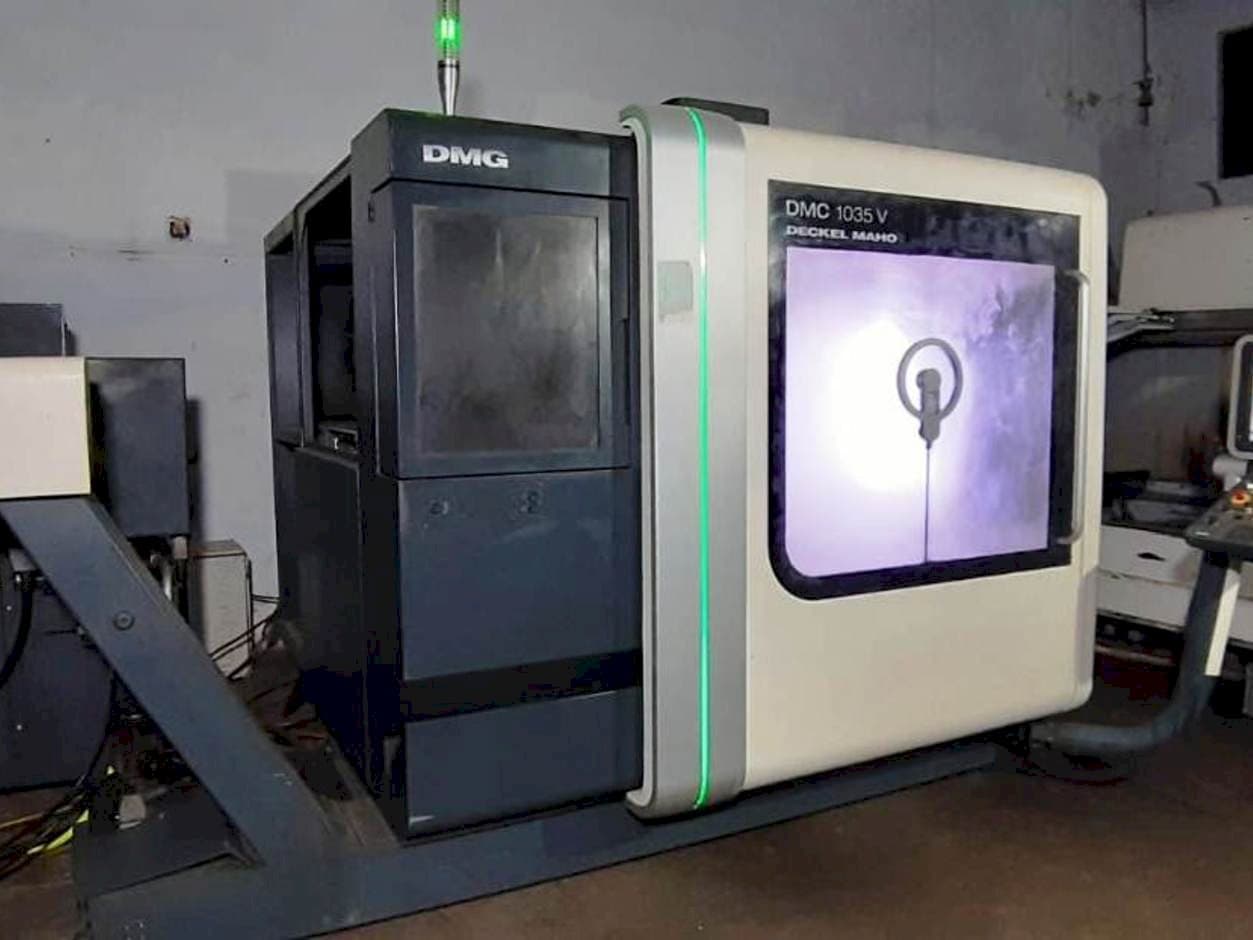 Frontansicht der DMG DMC 1035 V Maschine