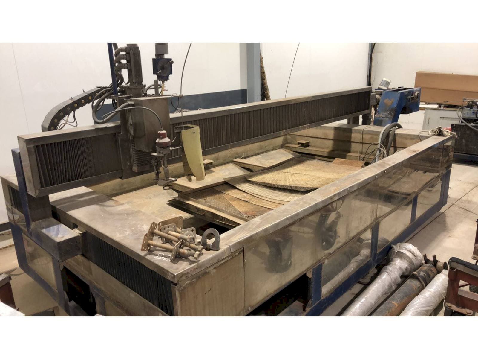 Frontansicht der Waterjet Italy WF 1630 CNC Maschine