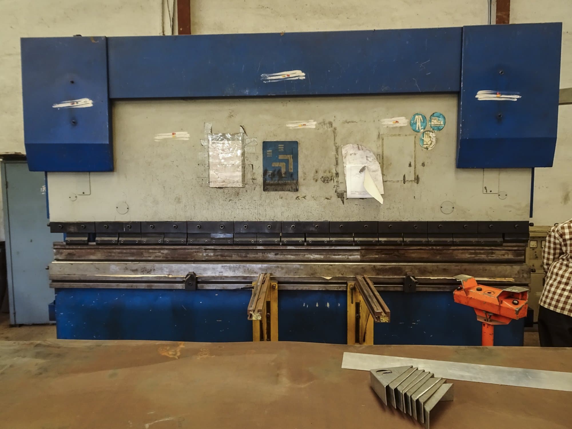 Frontansicht der Hindustan Hydraulics EHP 110 Maschine