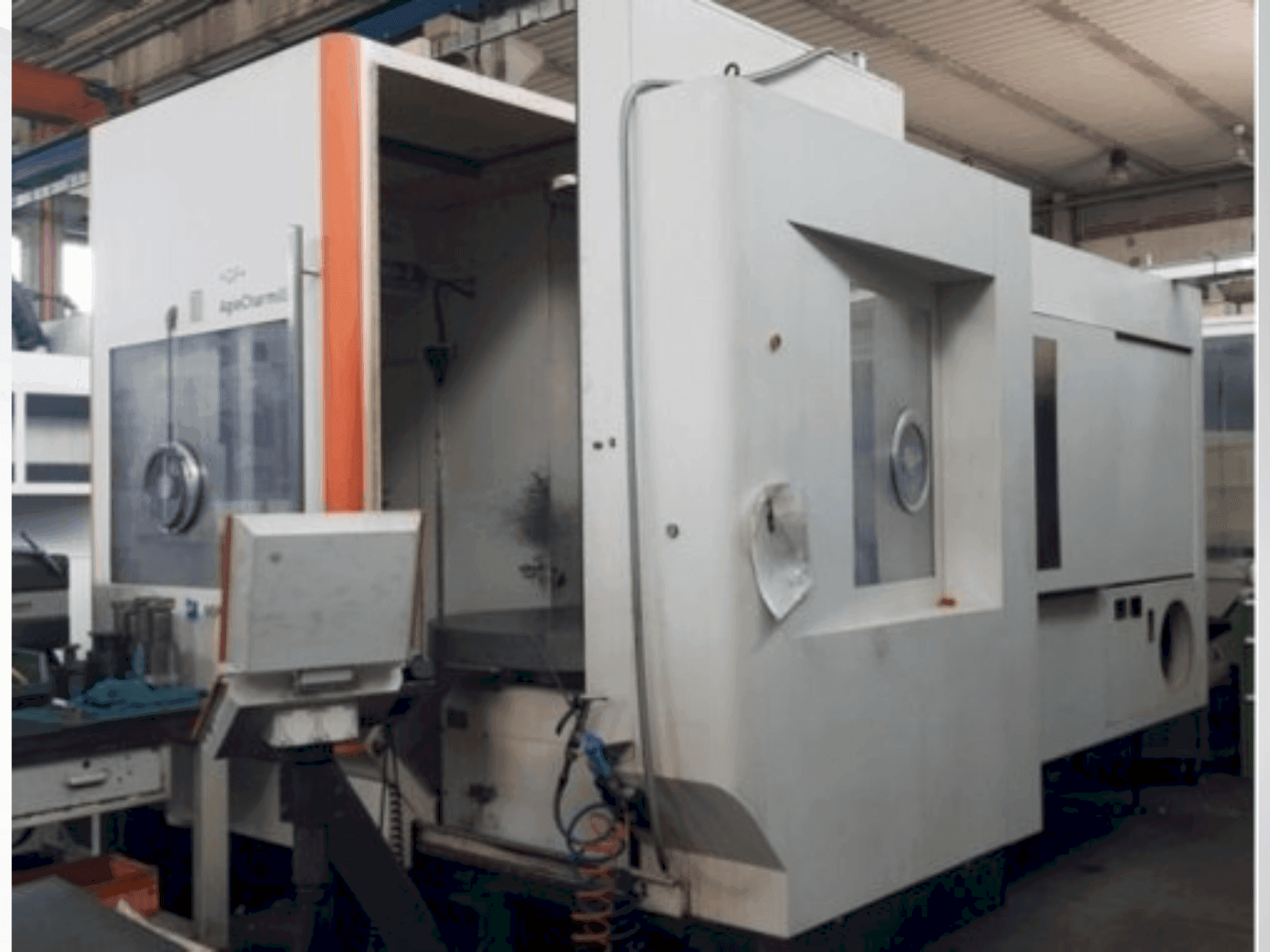 Frontansicht der MIKRON HPM 1350U  Maschine