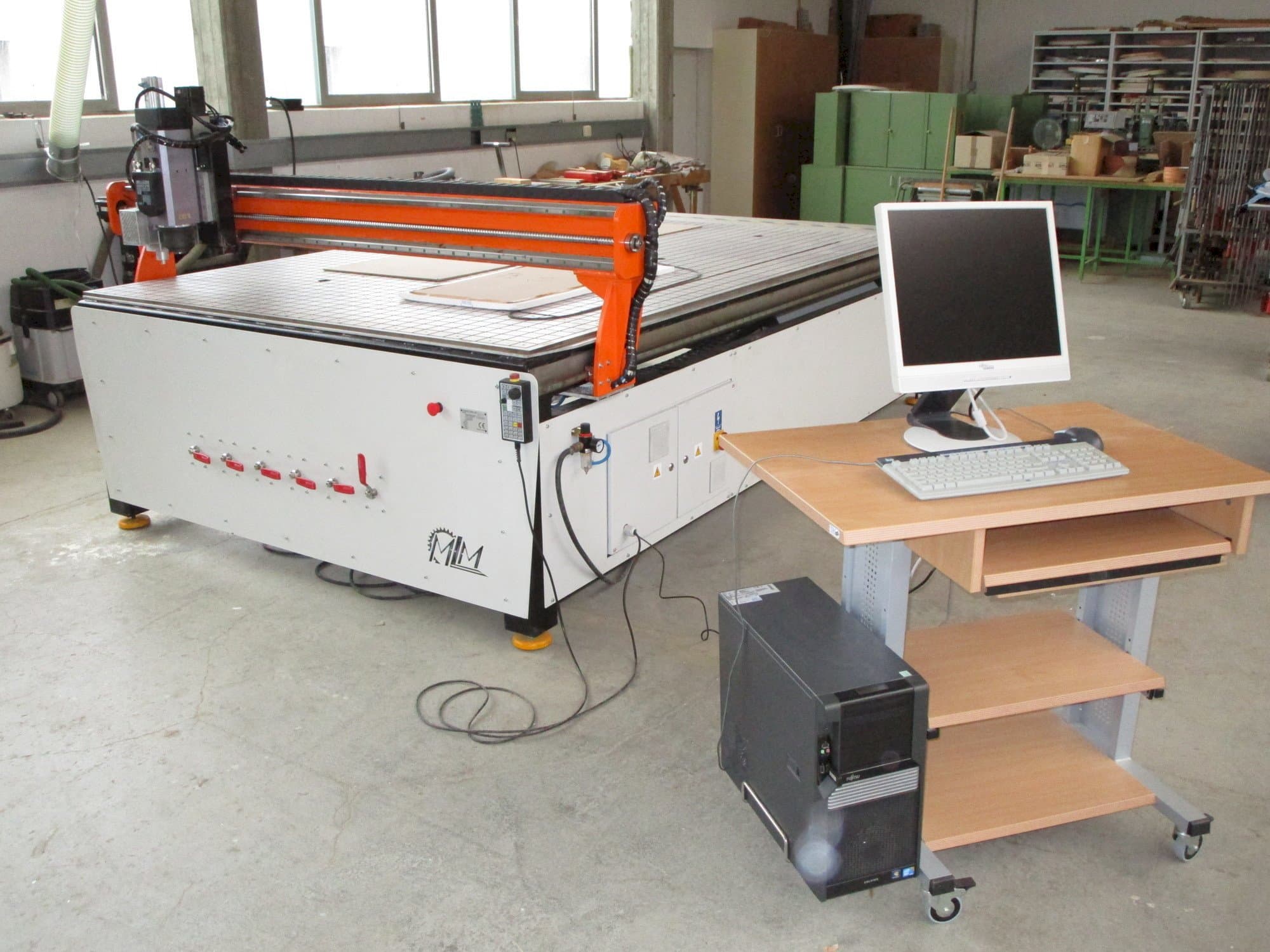 Frontansicht der MLM Ploter CNC Maschine