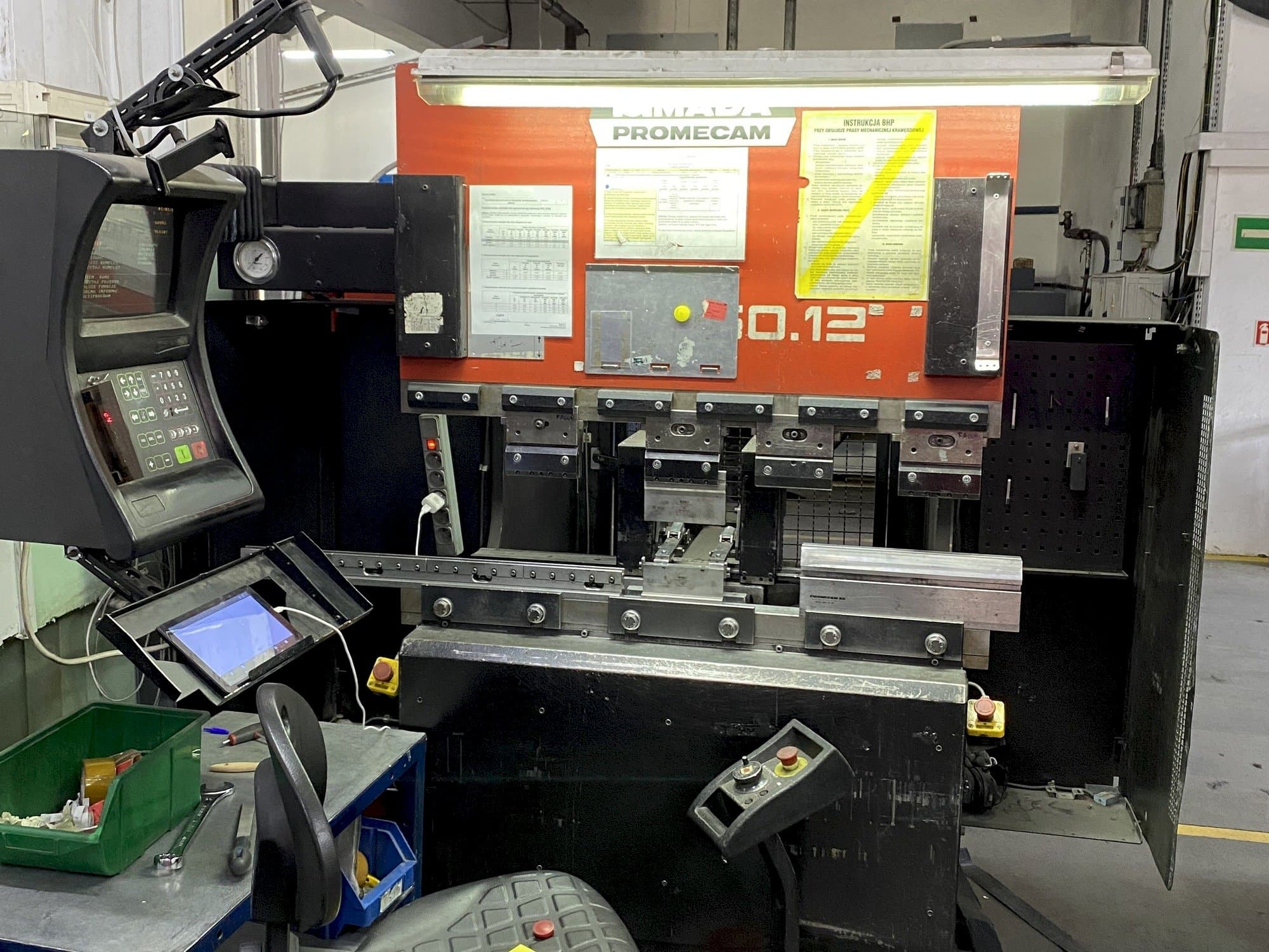 Frontansicht der AMADA ITPS2 50-12 Maschine