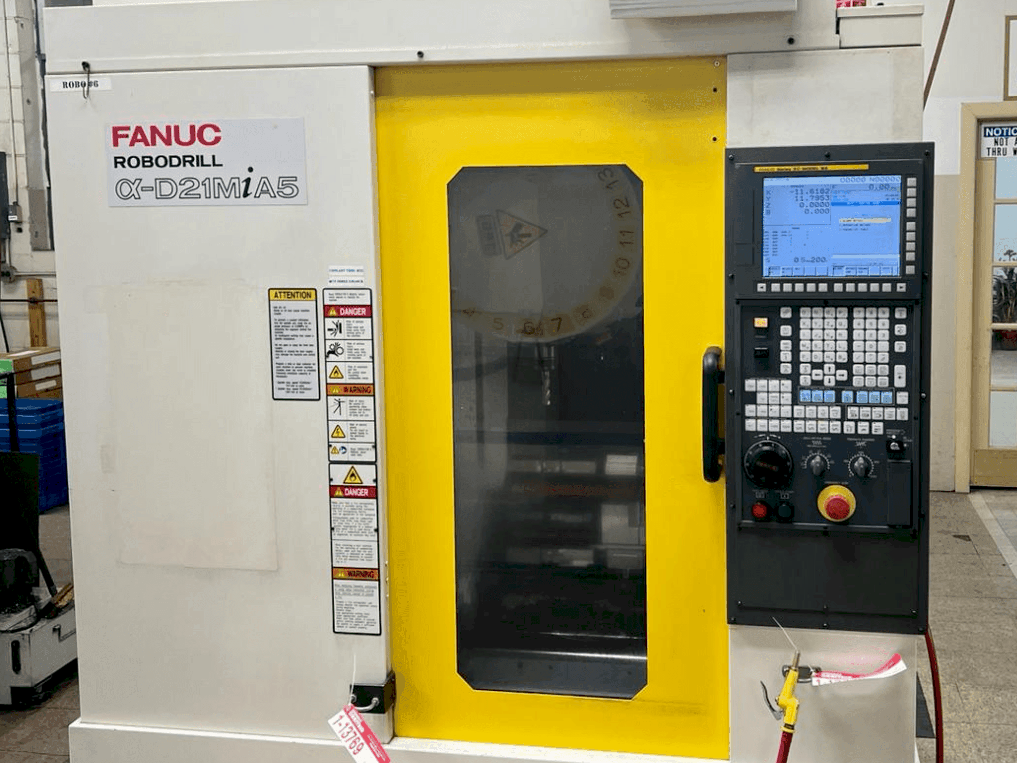 Frontansicht der FANUC Robodrill D21MiA5  Maschine