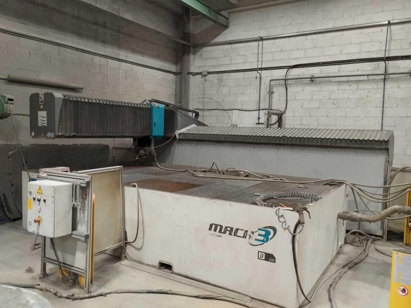 Frontansicht der Flow Mach3 4020B Maschine