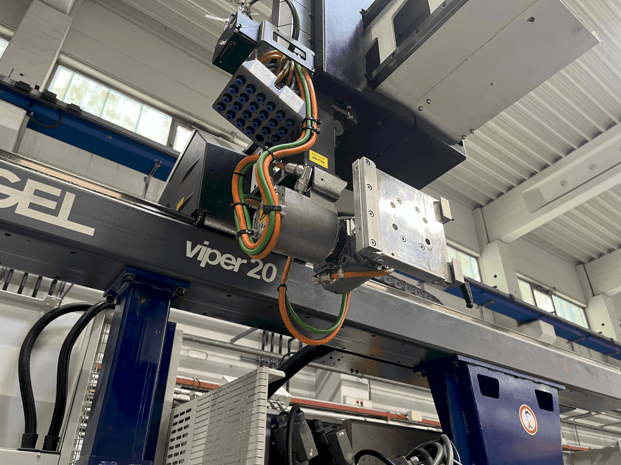 Frontansicht der Engel Viper 20  Maschine