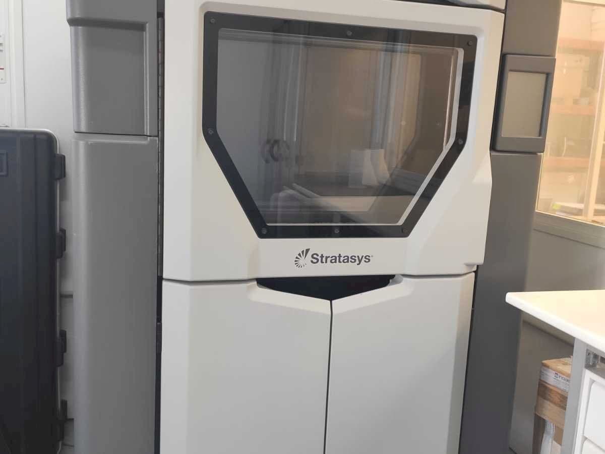 Frontansicht der Stratasys Fortus 450MC Maschine