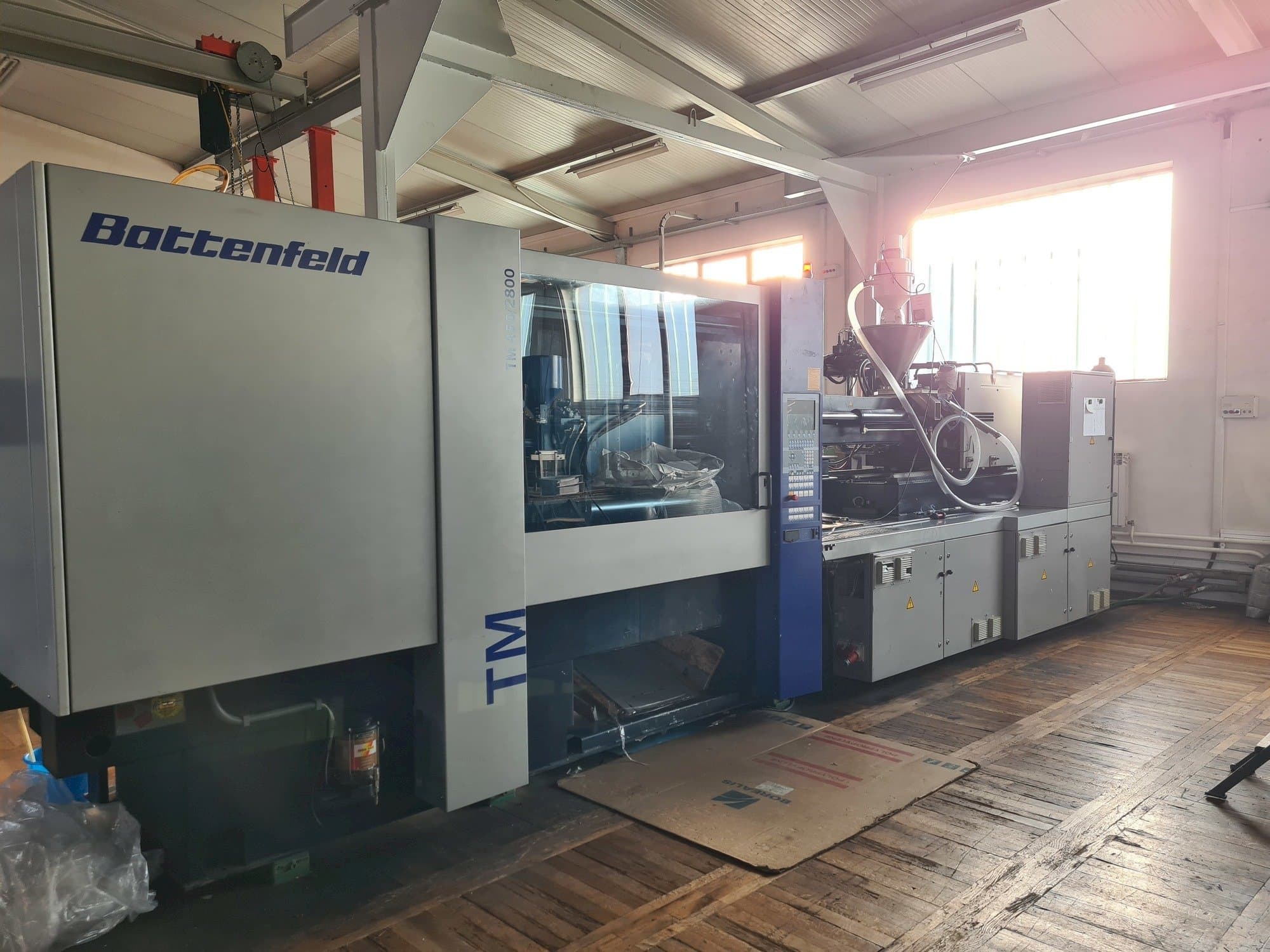 Frontansicht der Battenfeld TM 450/2800 Maschine