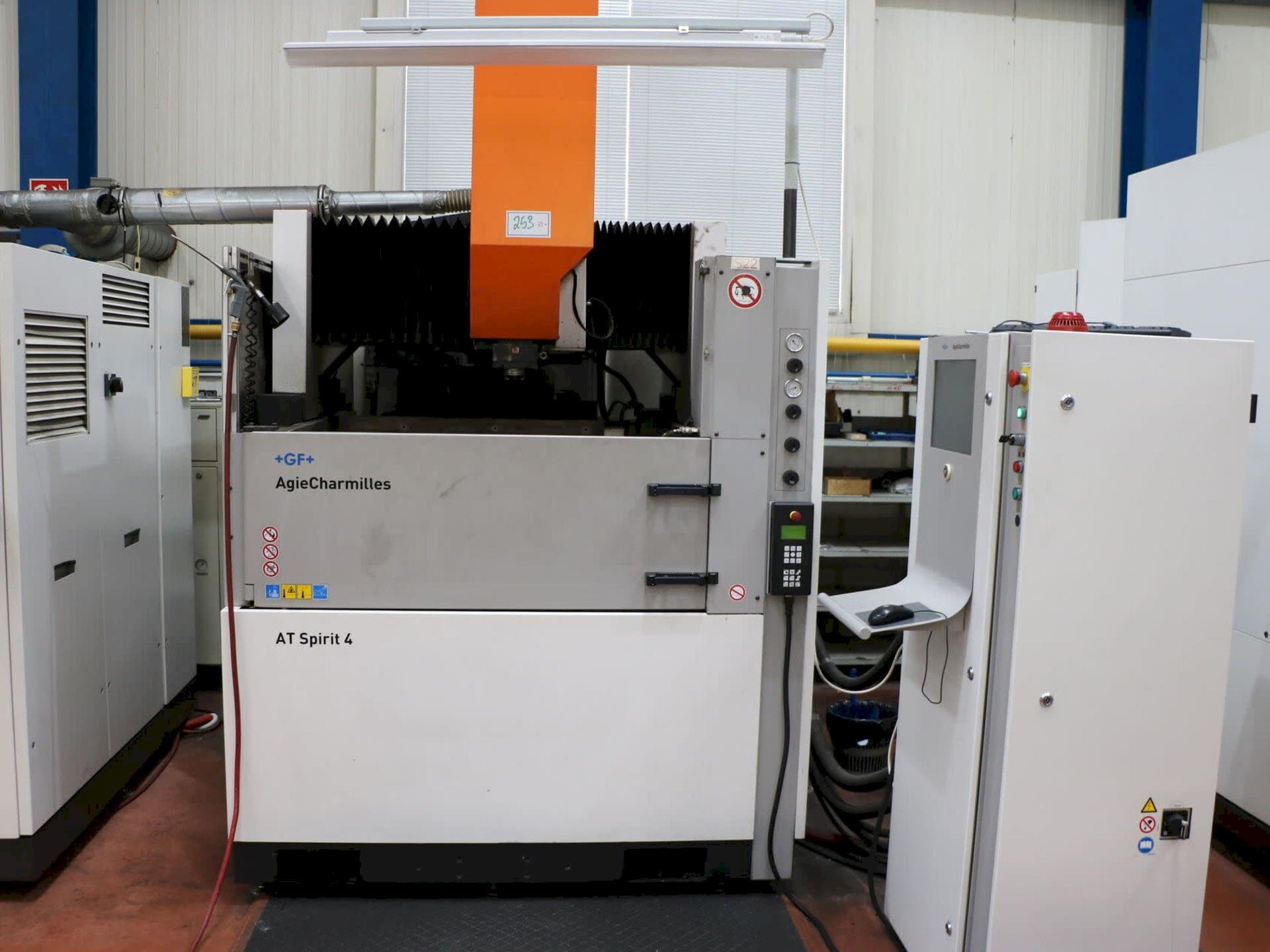 Frontansicht der AgieCharmilles AT SPIRIT 4 C-AXIS  Maschine