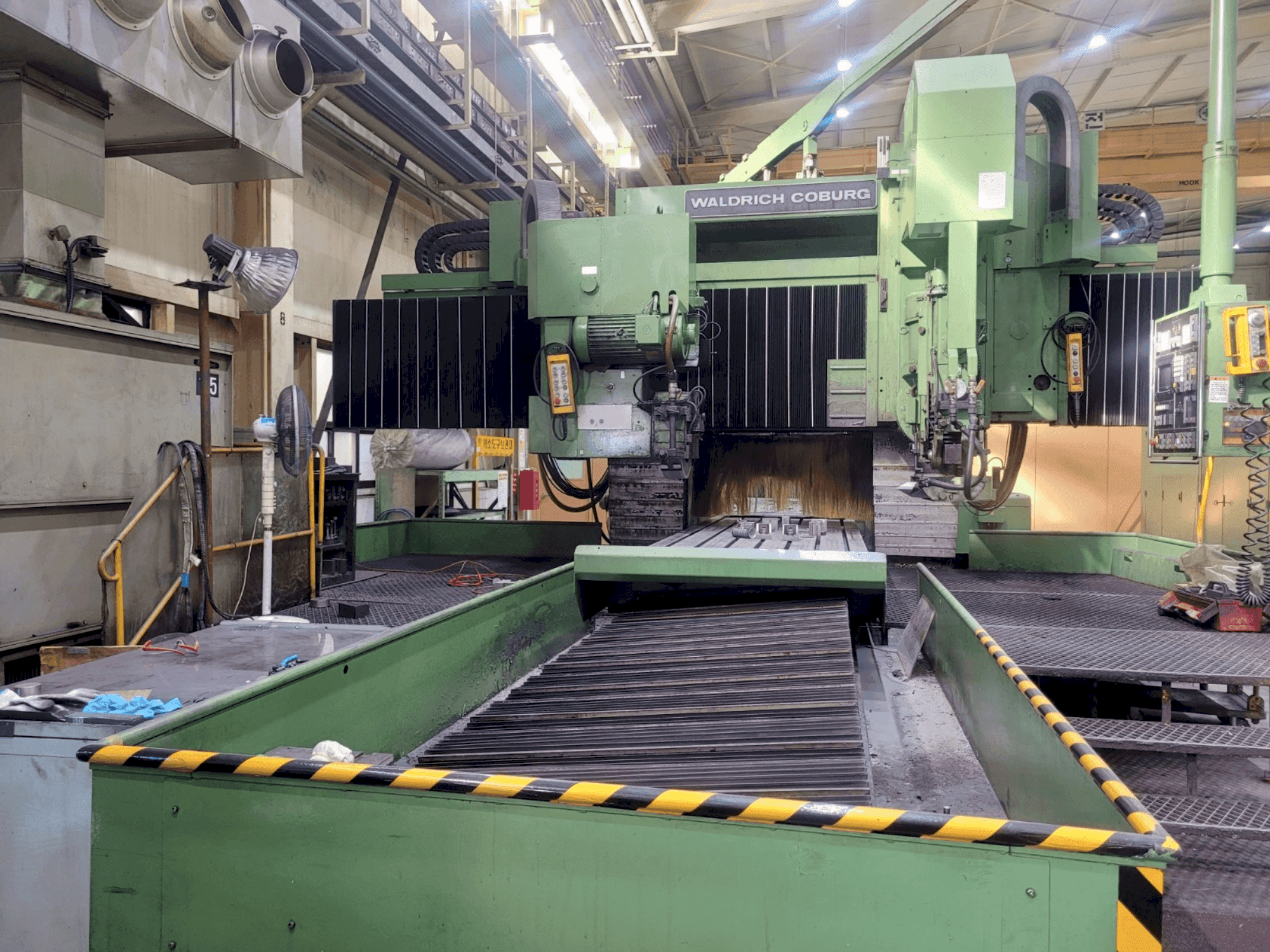 Frontansicht der WALDRICH COBURG 30-15 S 2525  Maschine