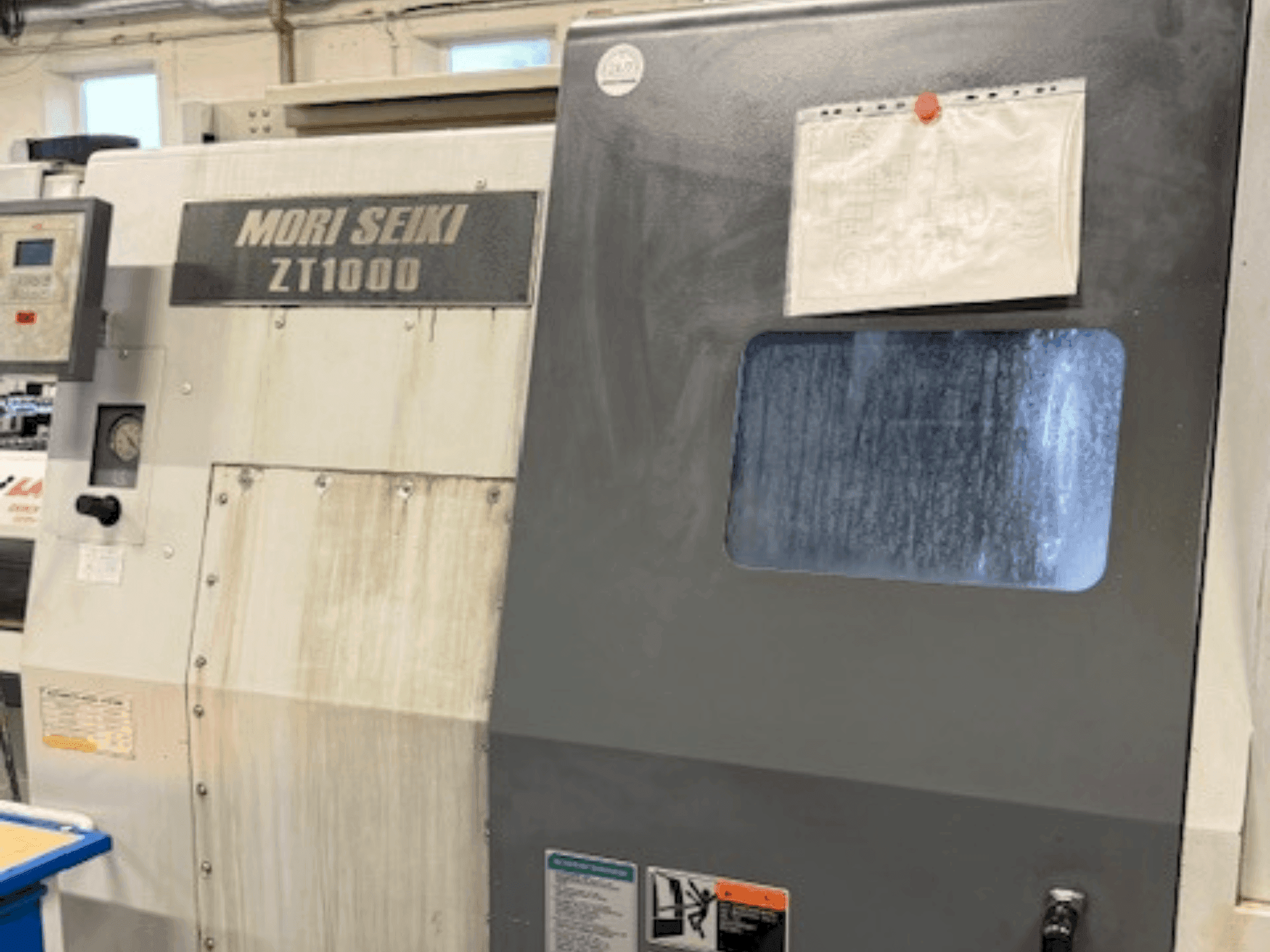 Frontansicht der MORI SEIKI ZT1000Y Maschine