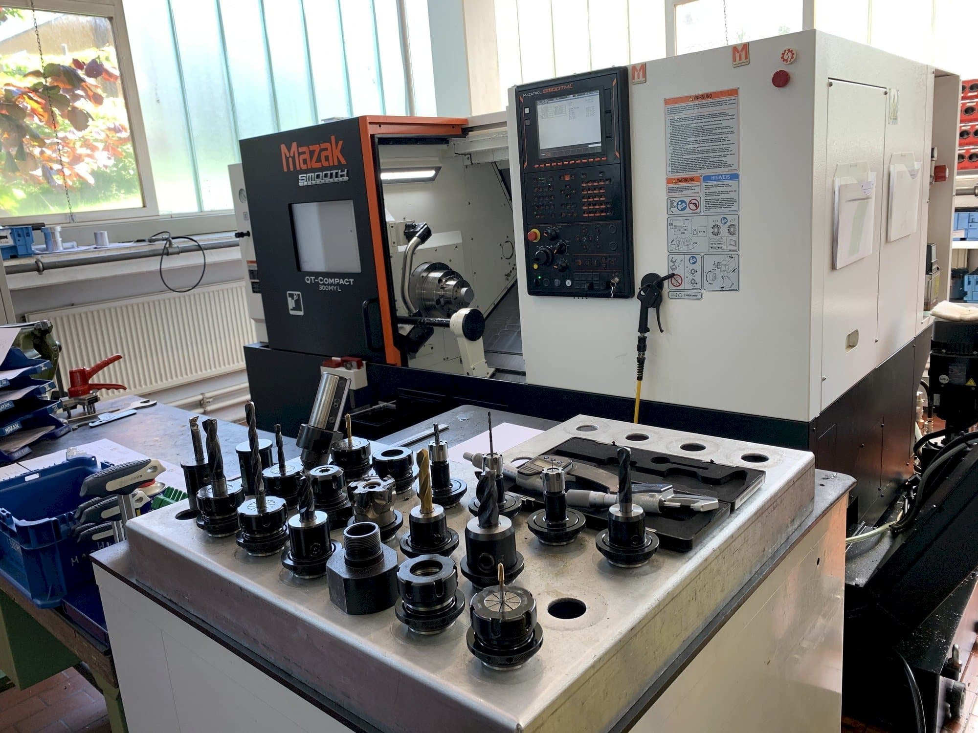 Frontansicht der Mazak QTC 300MY L500 Maschine