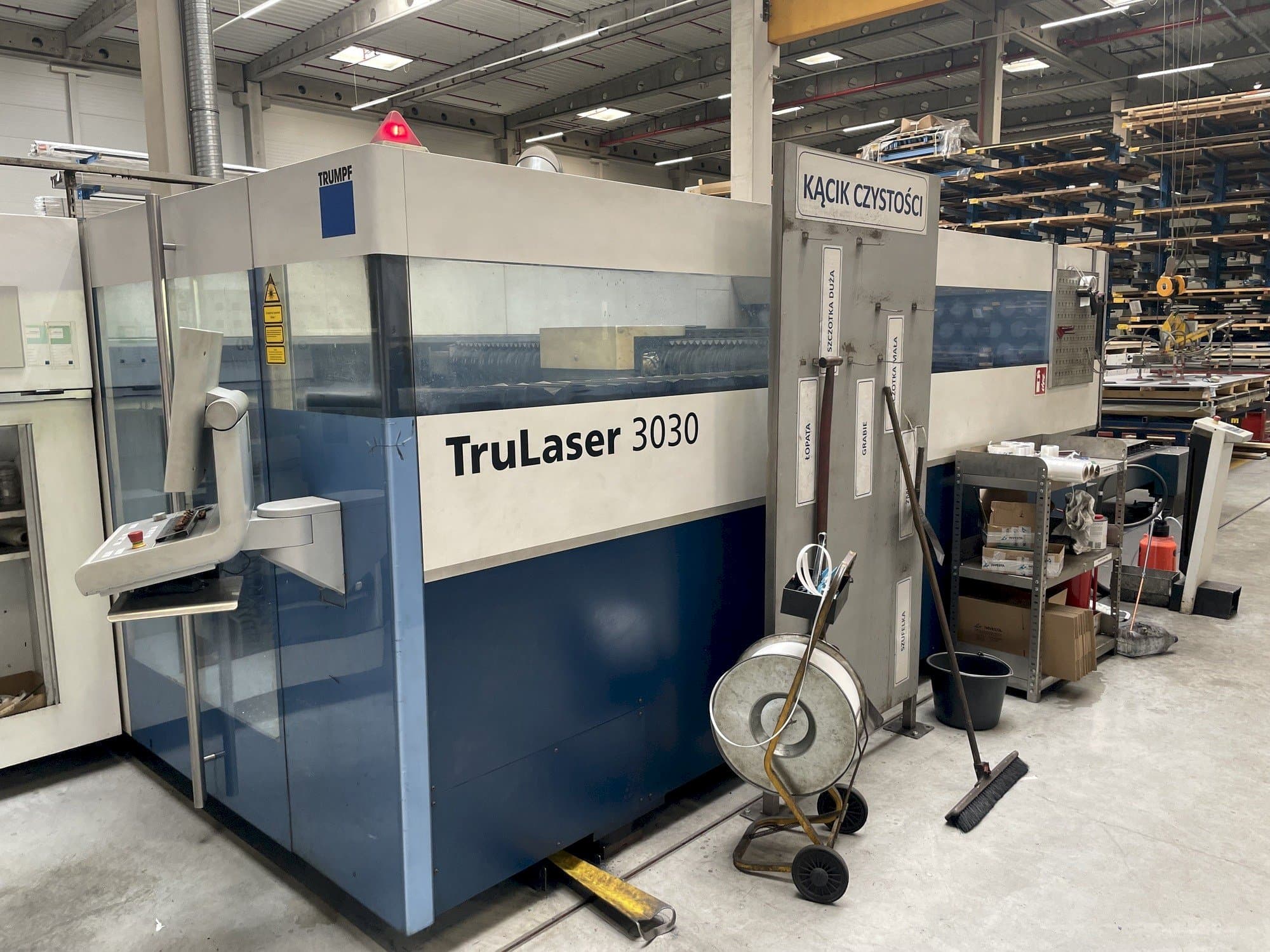 Frontansicht der Trumpf TruLaser 3030 Maschine