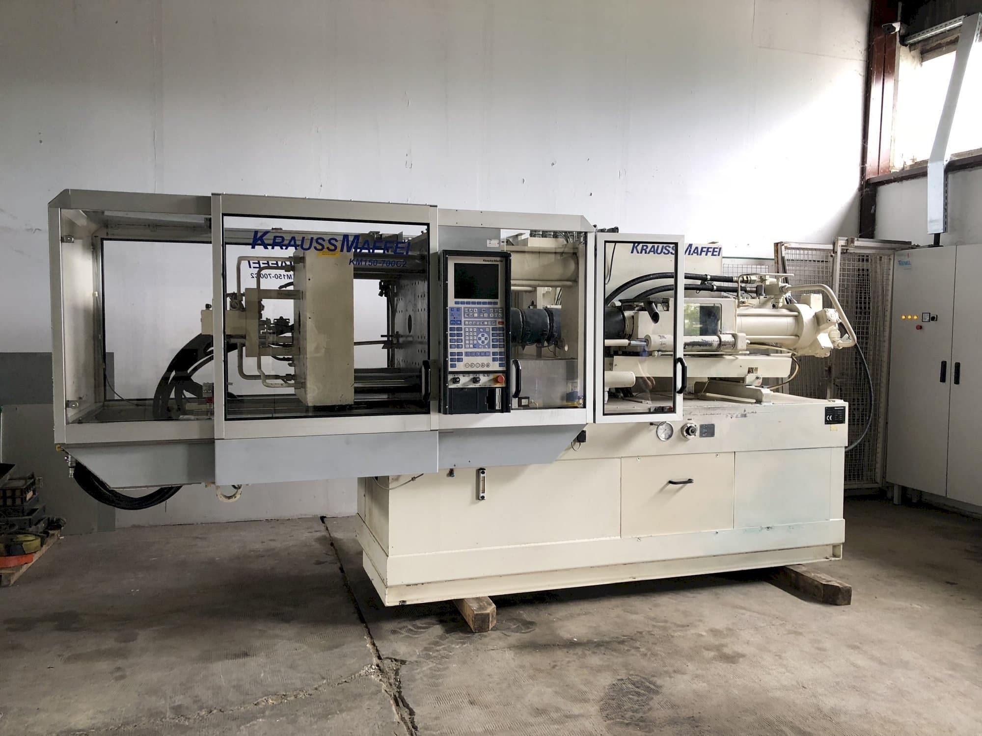 Frontansicht der Krauss Maffei 150-700 C2 Maschine