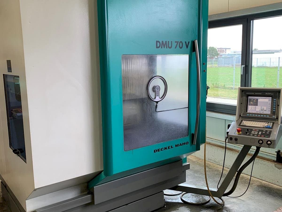 Frontansicht der DECKEL MAHO DMU 70V Maschine