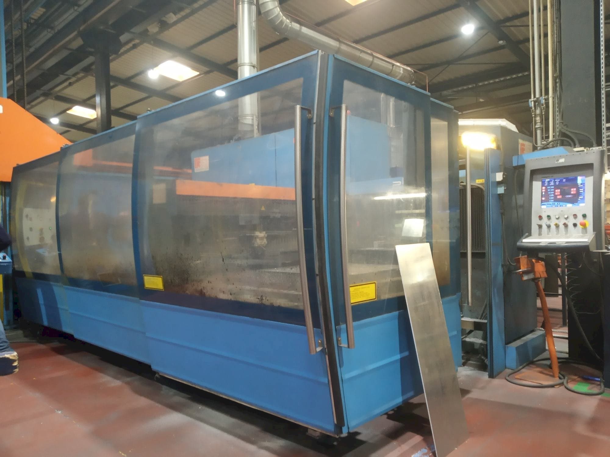 Linke Ansicht der Prima Power Platino 1530 Maschine