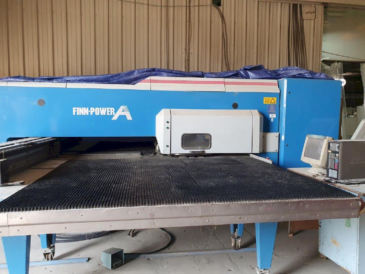 Frontansicht der Finn-Power A5-5 FB Maschine