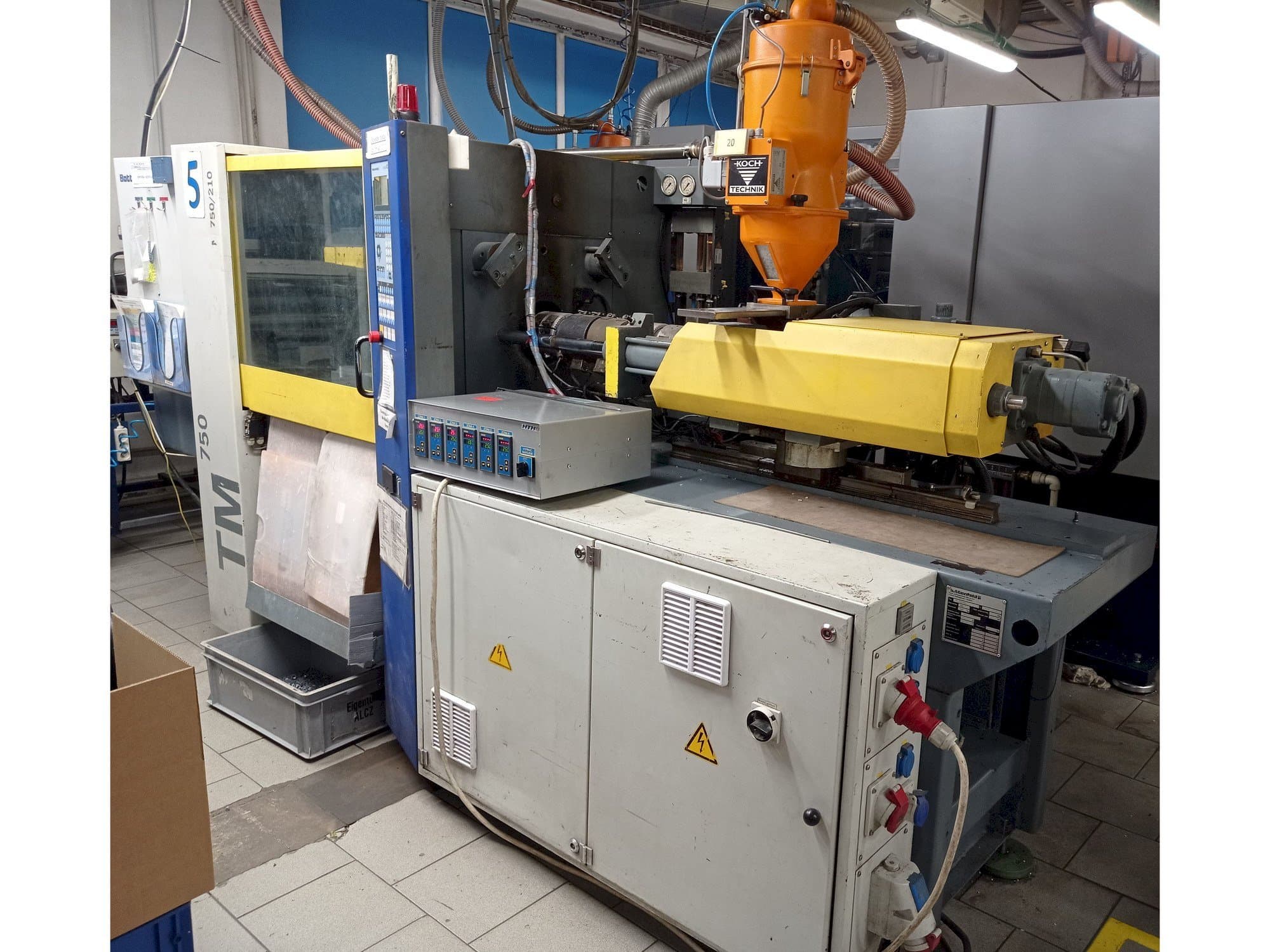 Frontansicht der Battenfeld TM 750/210  Maschine