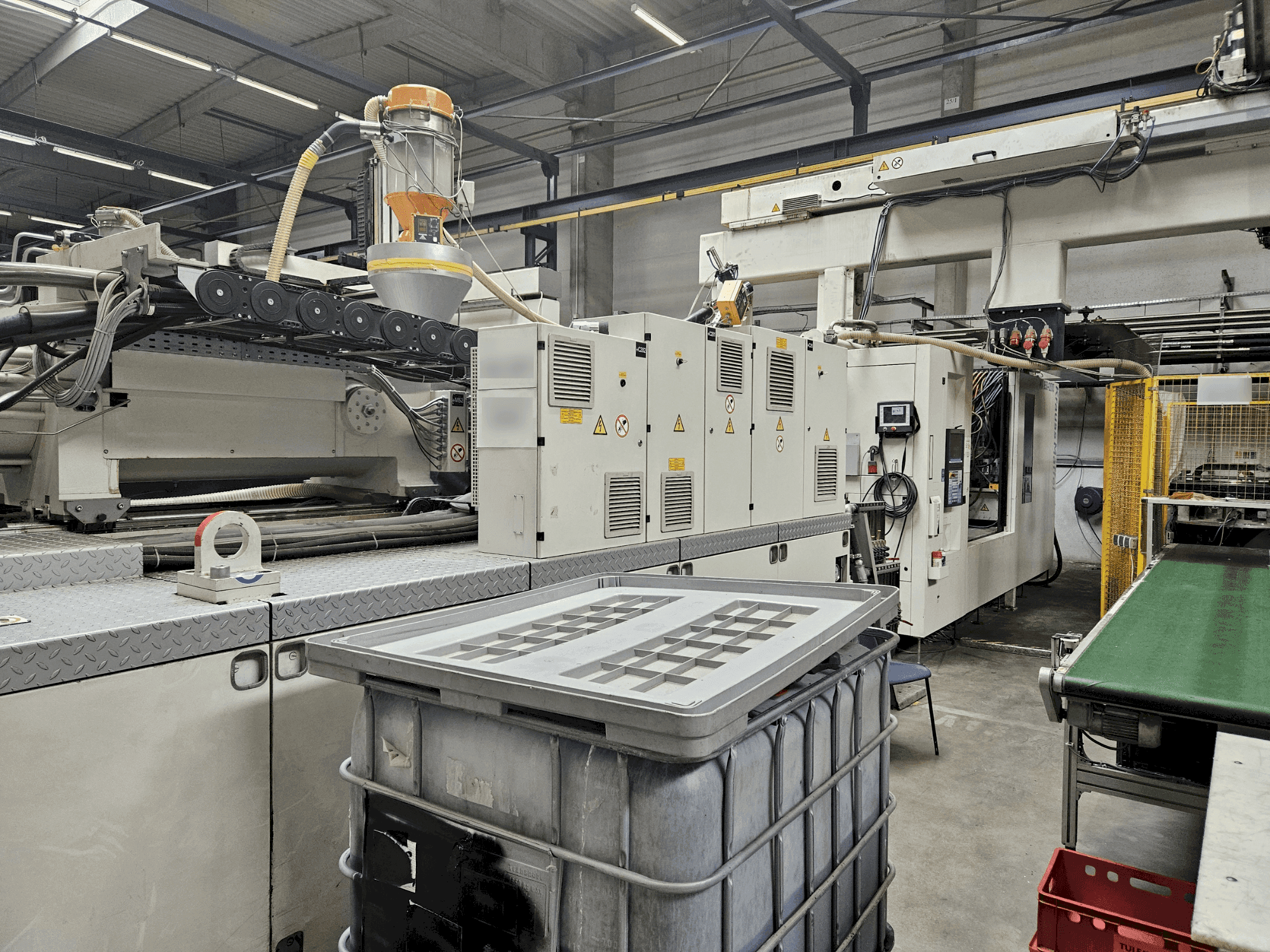 Frontansicht der Krauss Maffei 850-12000 MX  Maschine