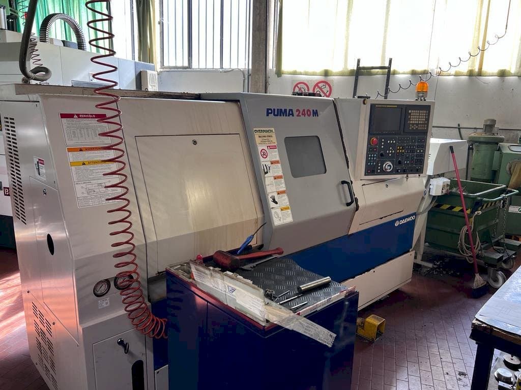 Frontansicht der DAEWOO Puma 240M Maschine